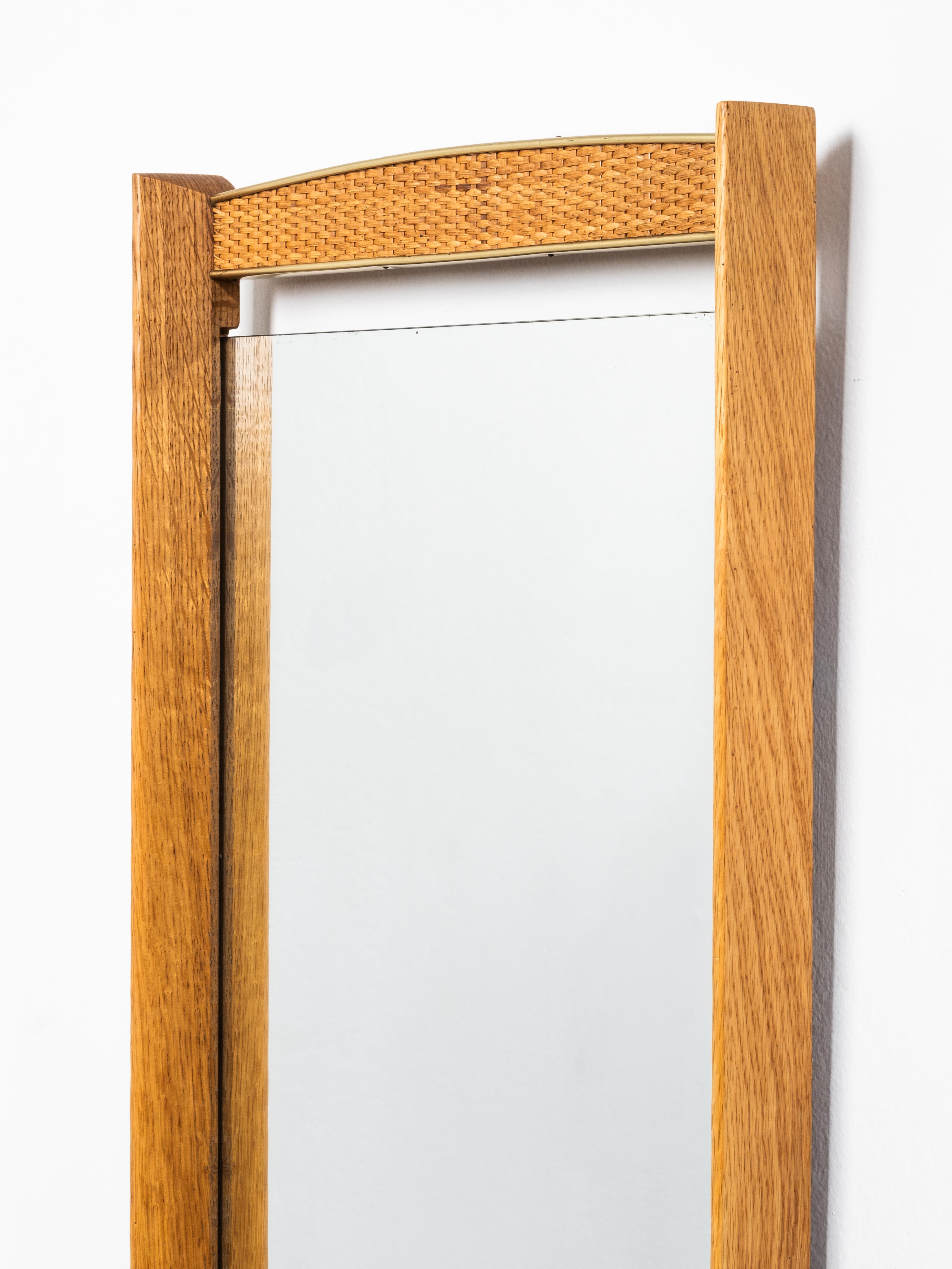 Scandinave Miroir mural scandinave du milieu du siècle en chêne, laiton et rotin, années 1950 en vente