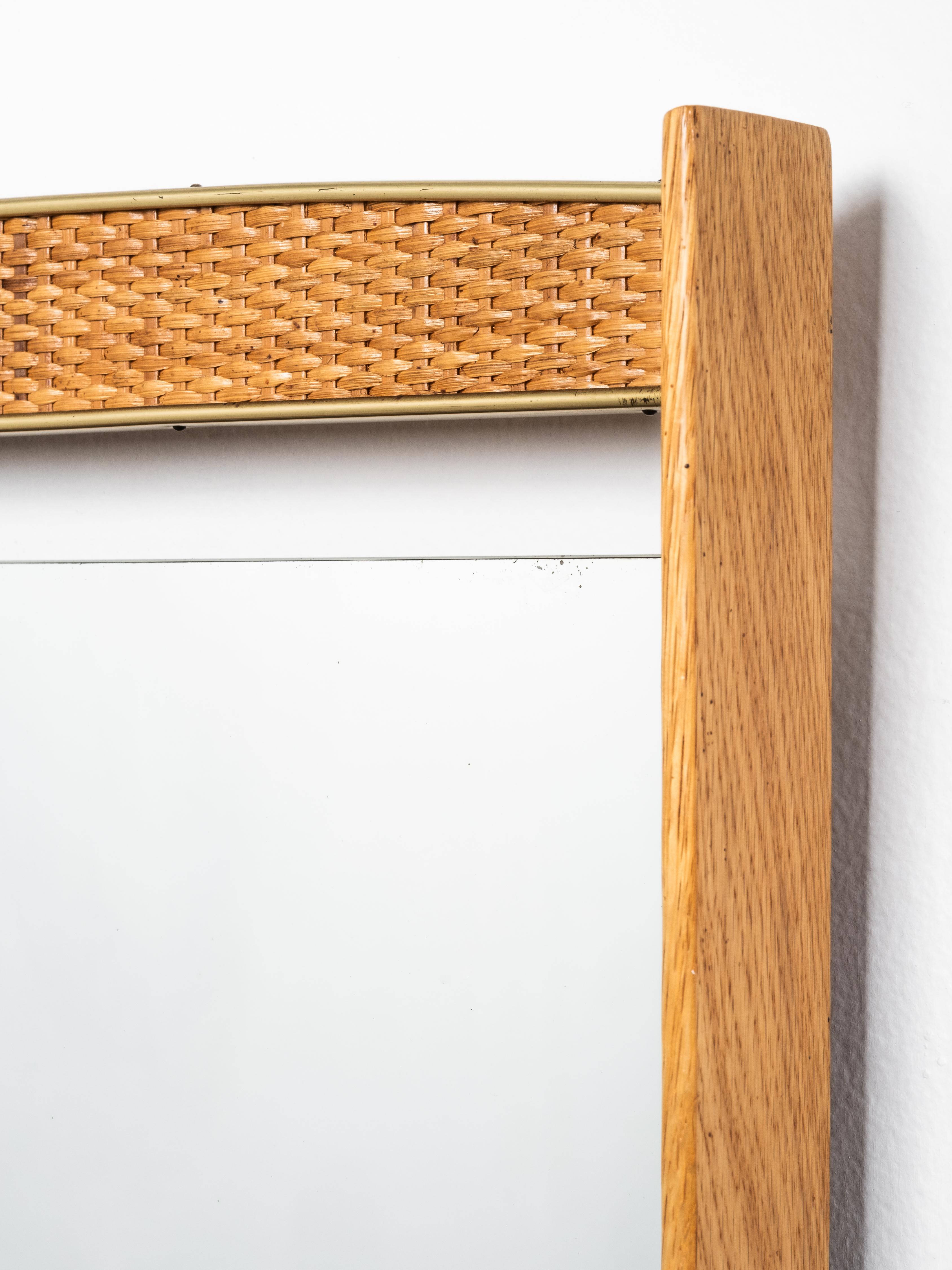 Milieu du XXe siècle Miroir mural scandinave du milieu du siècle en chêne, laiton et rotin, années 1950 en vente