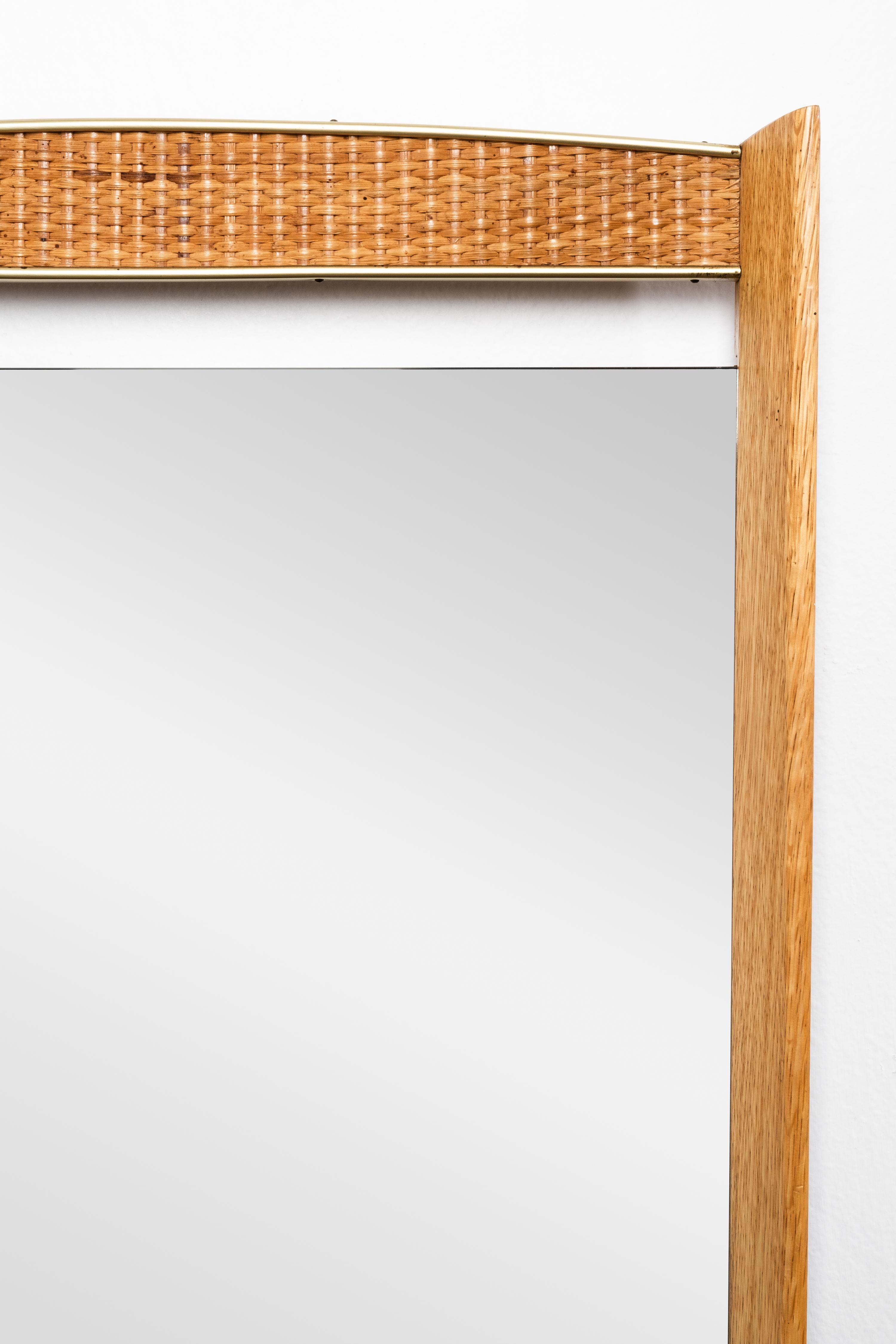 Miroir mural scandinave du milieu du siècle en chêne, laiton et rotin, années 1950 en vente 1