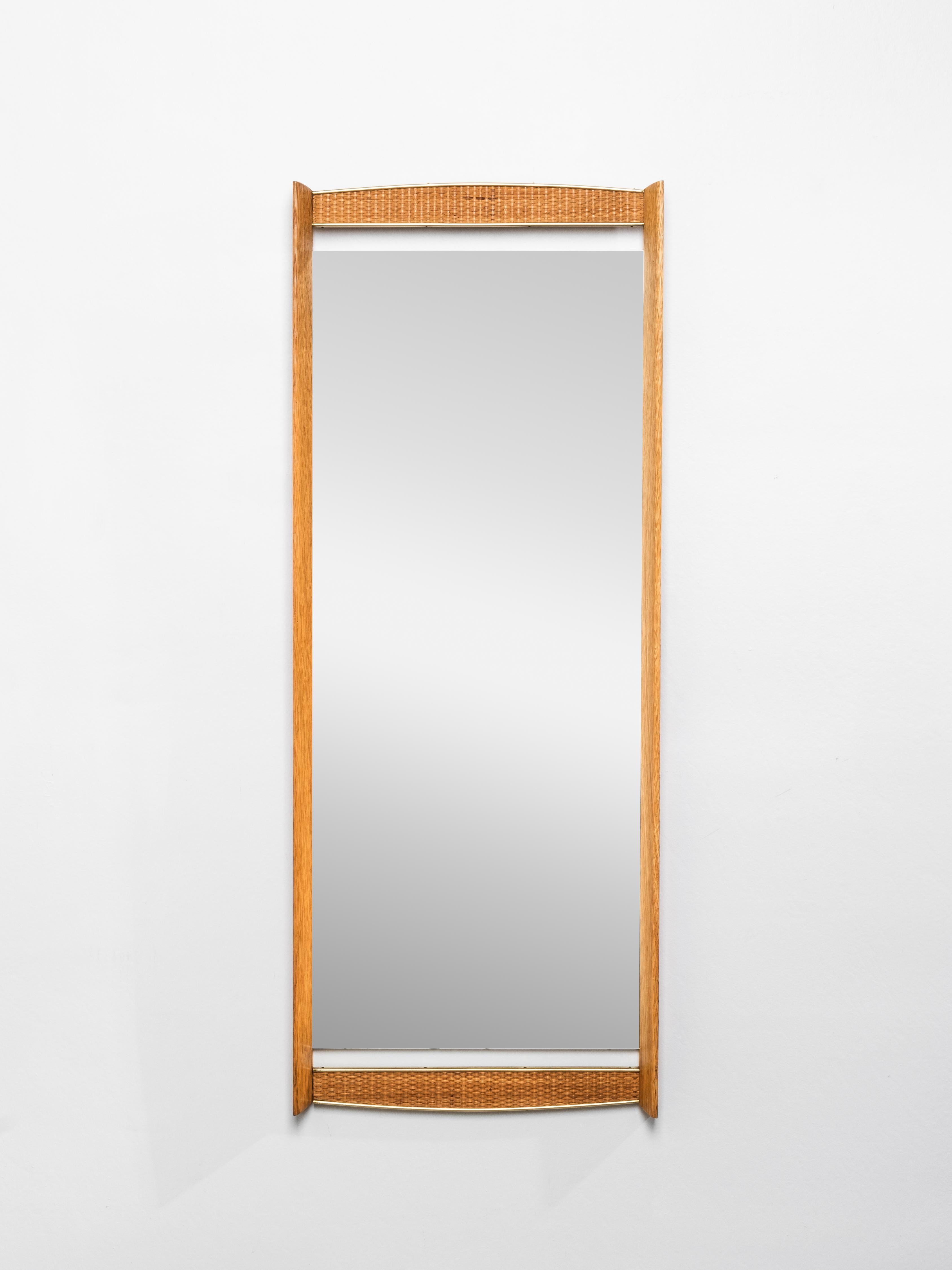 Miroir mural scandinave du milieu du siècle en chêne, laiton et rotin, années 1950 en vente 2