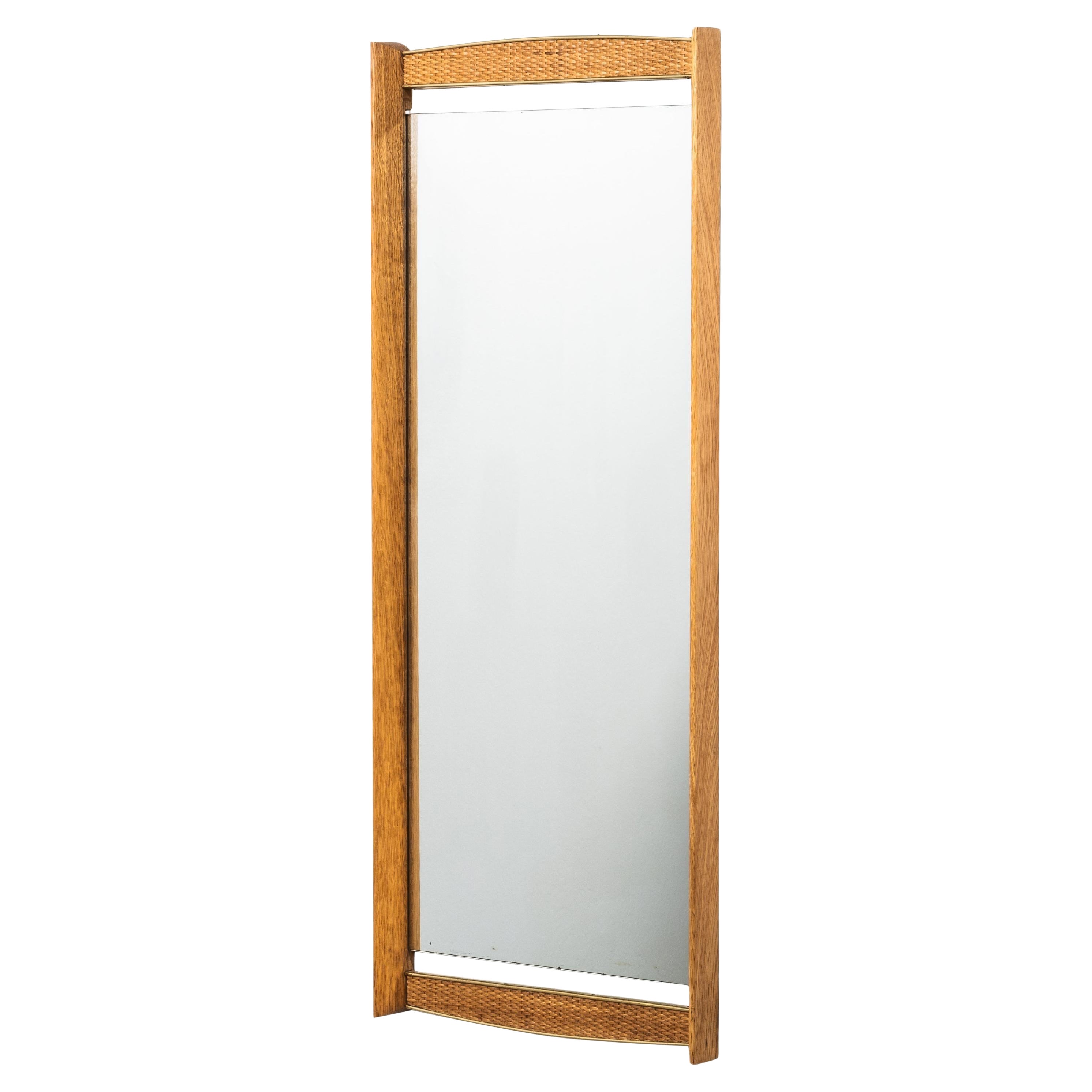 Miroir mural scandinave du milieu du siècle en chêne, laiton et rotin, années 1950 en vente
