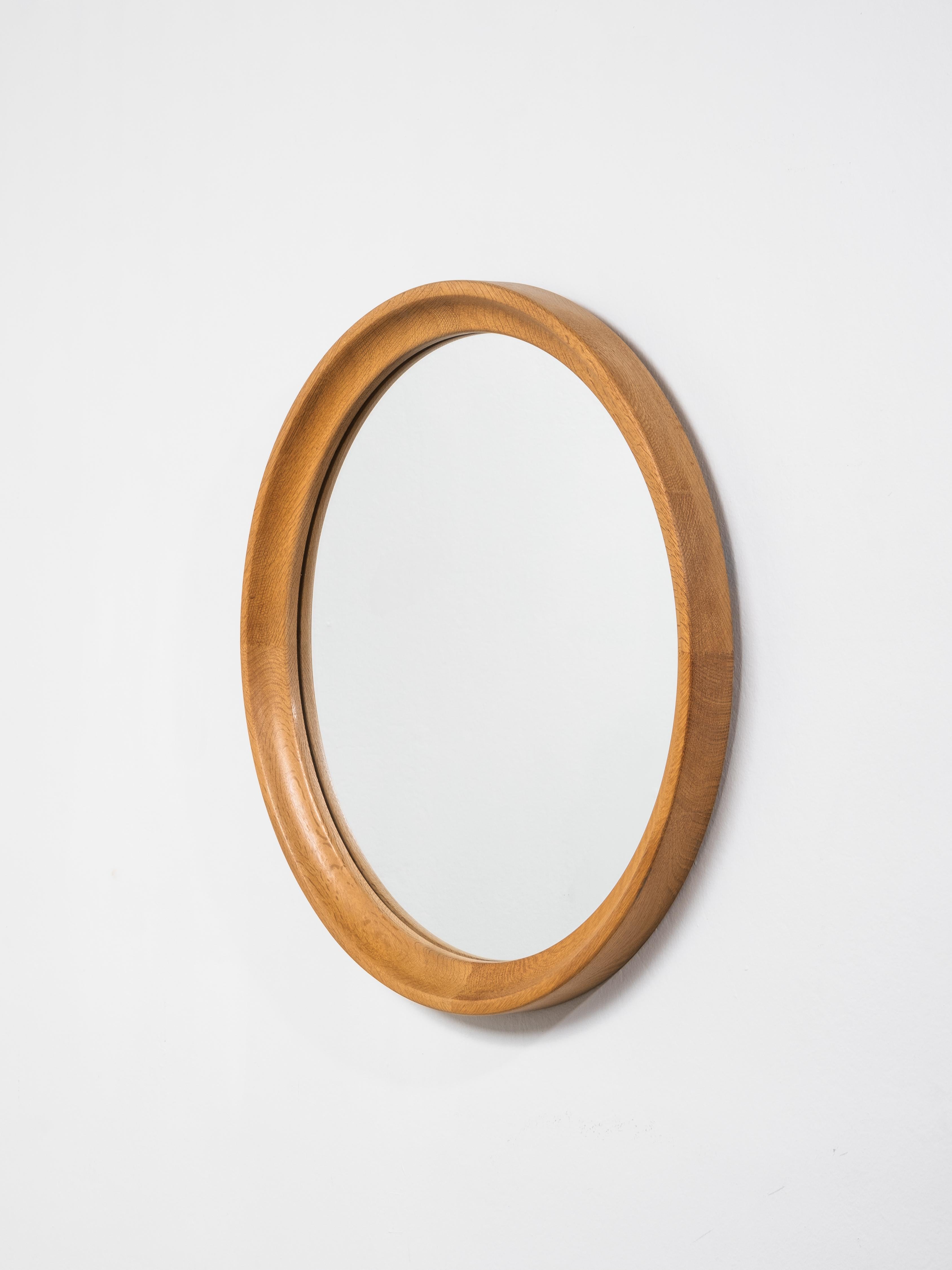 Scandinavian Mid-Century Oak Framed Round Wall Mirror, 1960s Sueco en venta