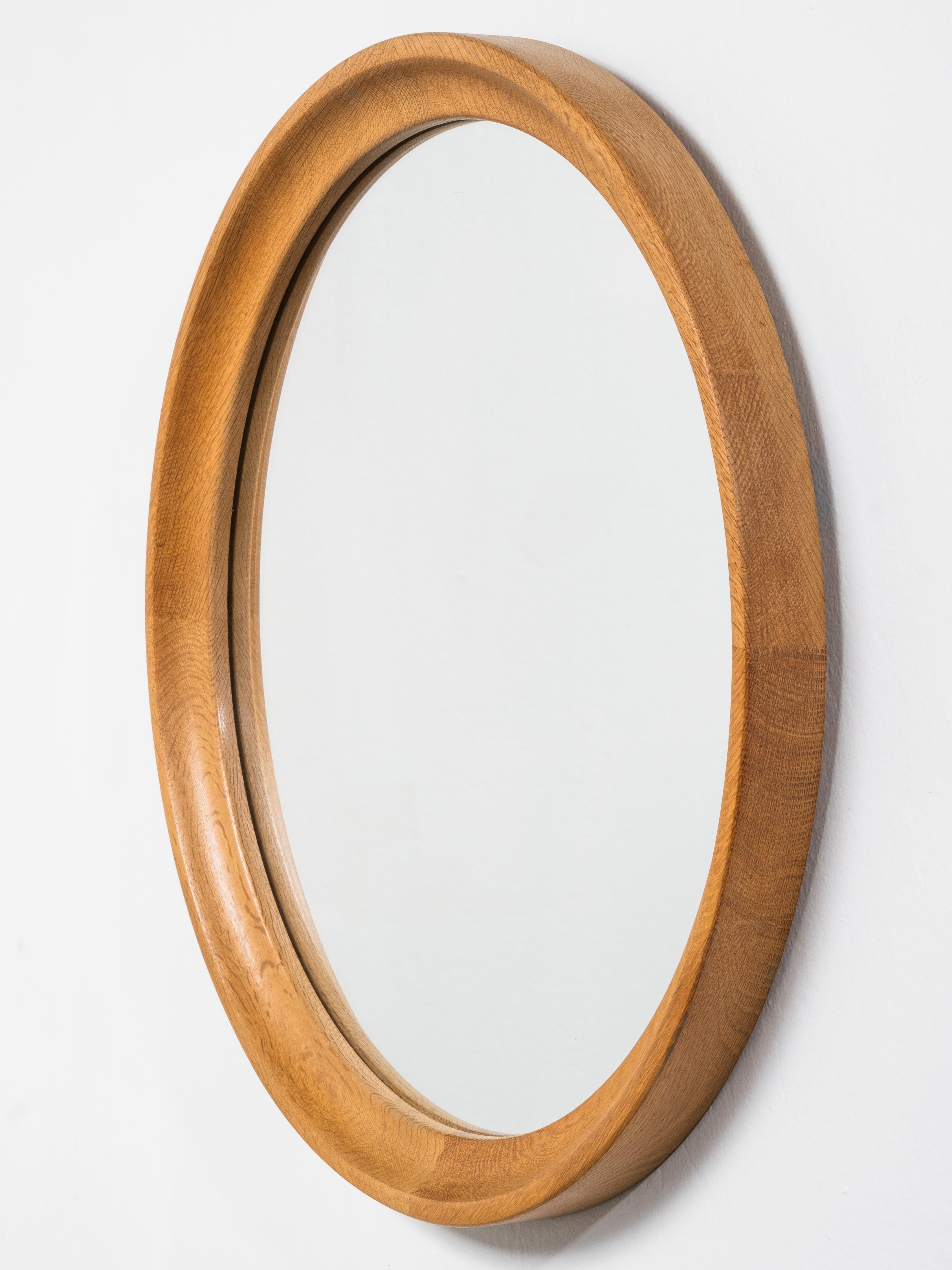 Scandinavian Mid-Century Oak Framed Round Wall Mirror, 1960s mediados del siglo XX en venta