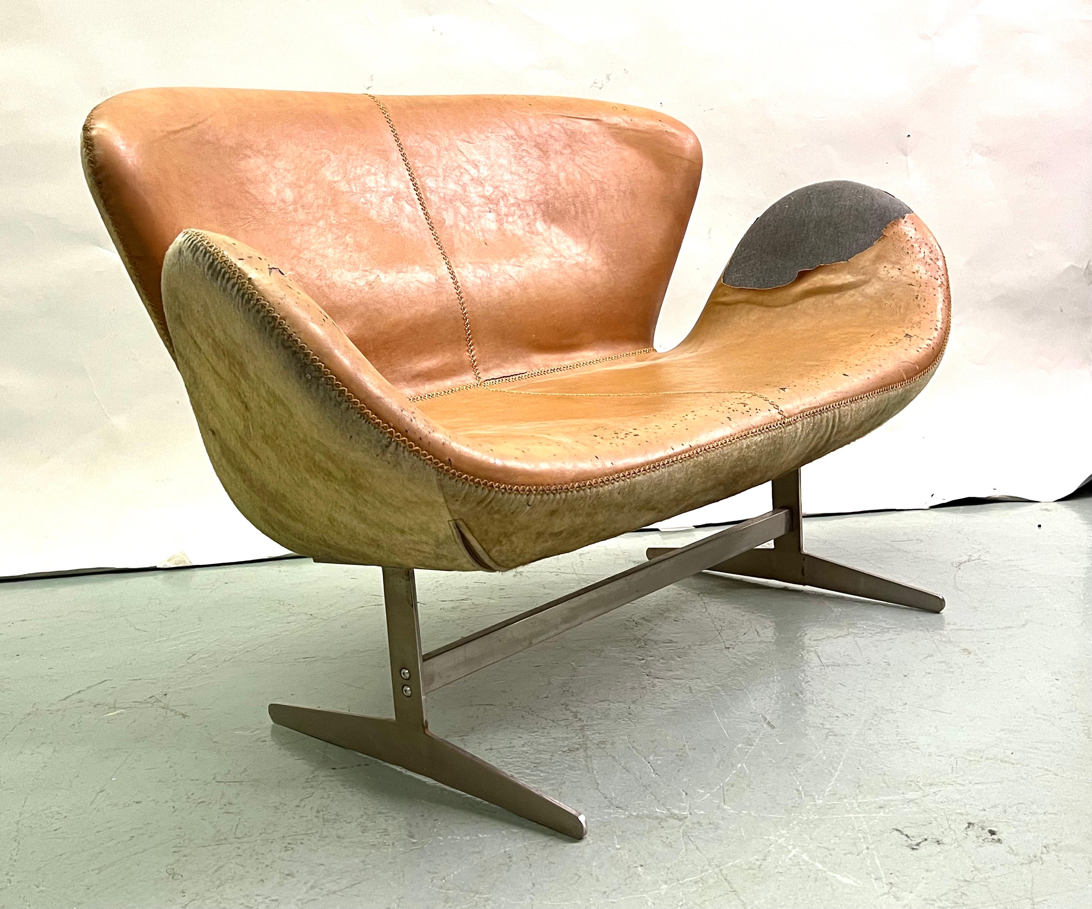 Canapé scandinave en cuir Swan du milieu du siècle dernier Attr. à Arne Jacobsen en vente 2