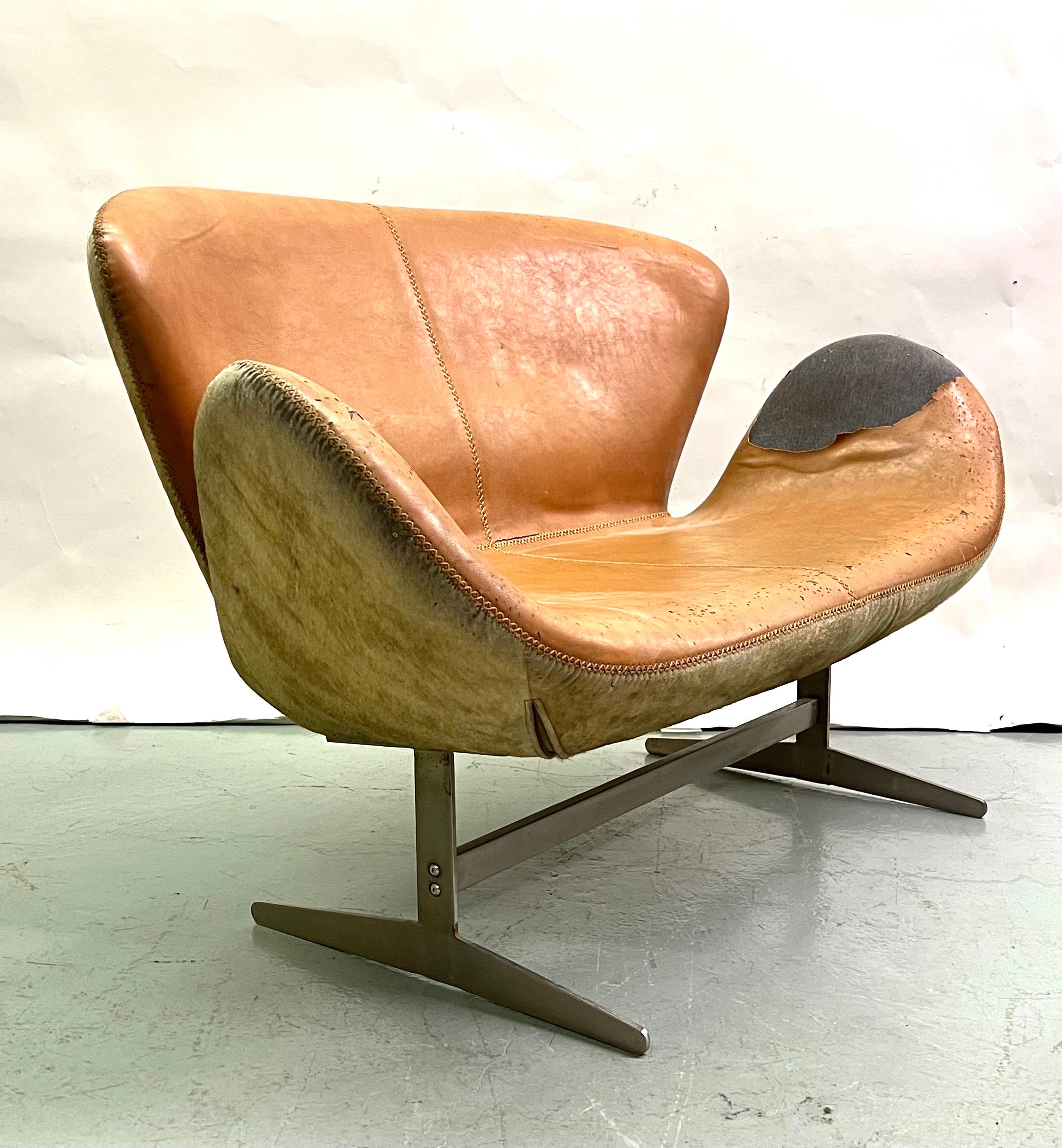 Canapé scandinave en cuir Swan du milieu du siècle dernier Attr. à Arne Jacobsen en vente 3