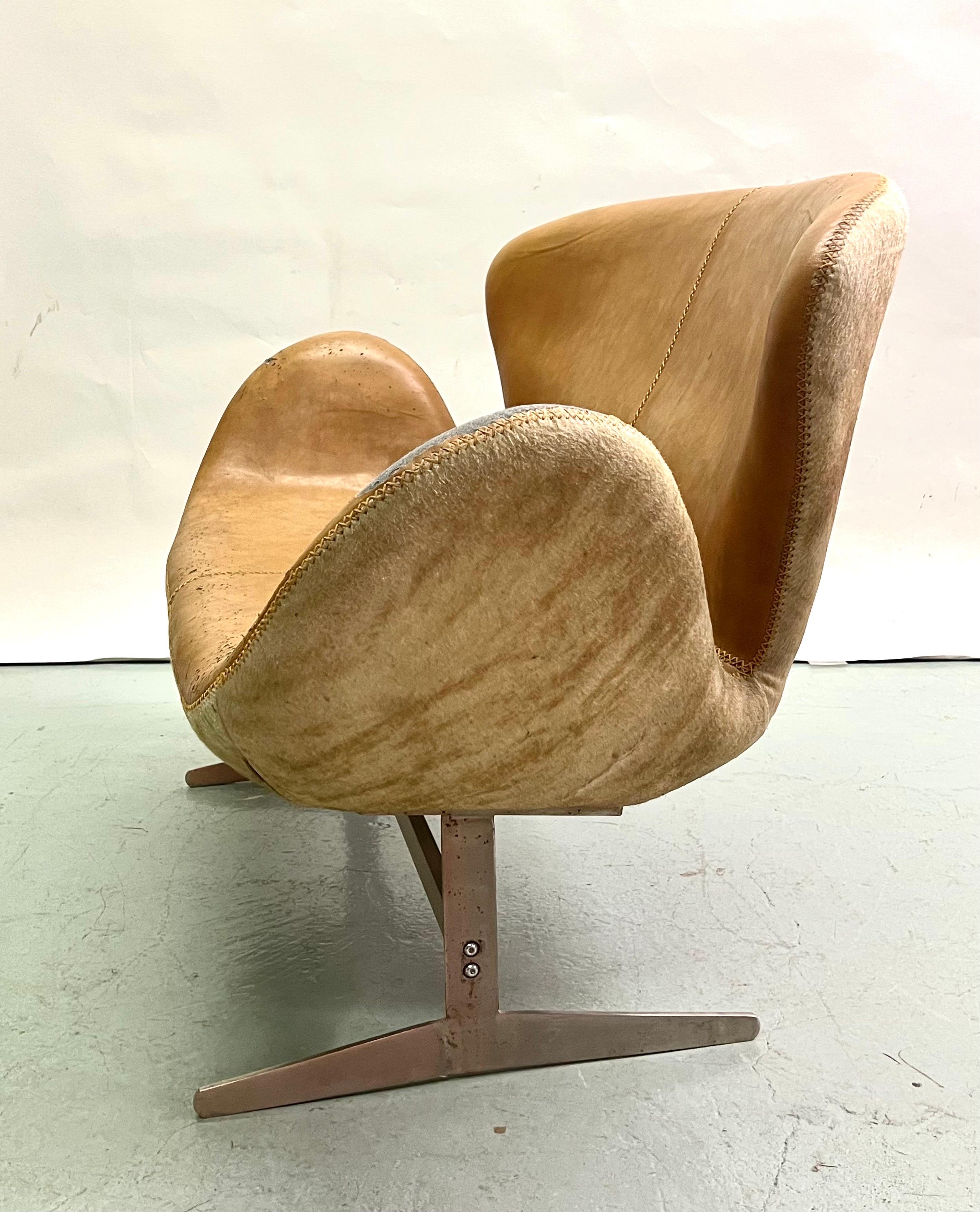 The Modern Scandinavian Scandinavian Mid-Century 'Swan' Sofa in Leather & Faux Leather Attribué à Arne Jacobsen, Suède, circa 1960. Rembourré dans son cuir d'origine avec des coutures croisées uniques. Cette pièce est un classique du design moderne