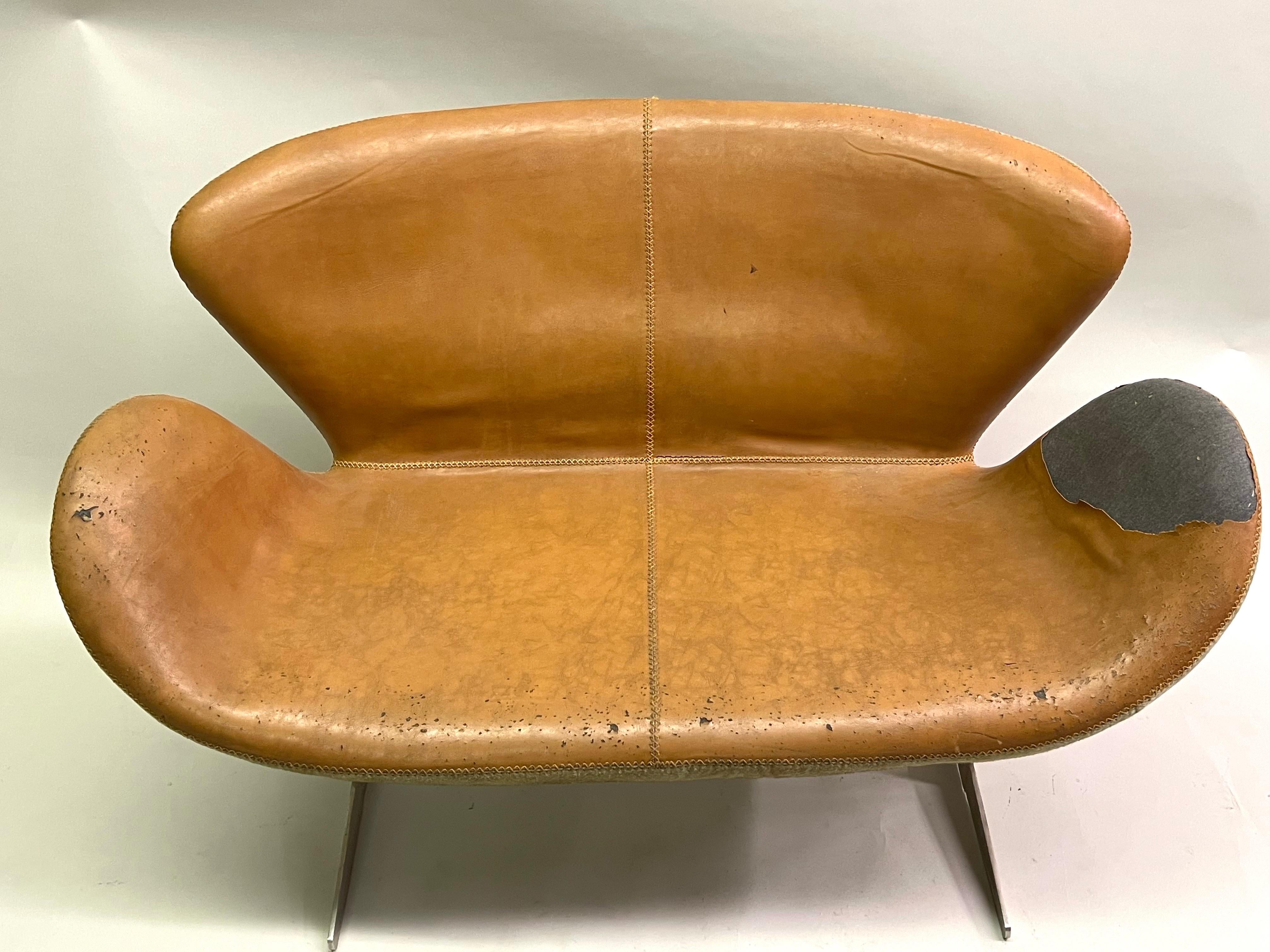 Canapé scandinave en cuir Swan du milieu du siècle dernier Attr. à Arne Jacobsen en vente 12
