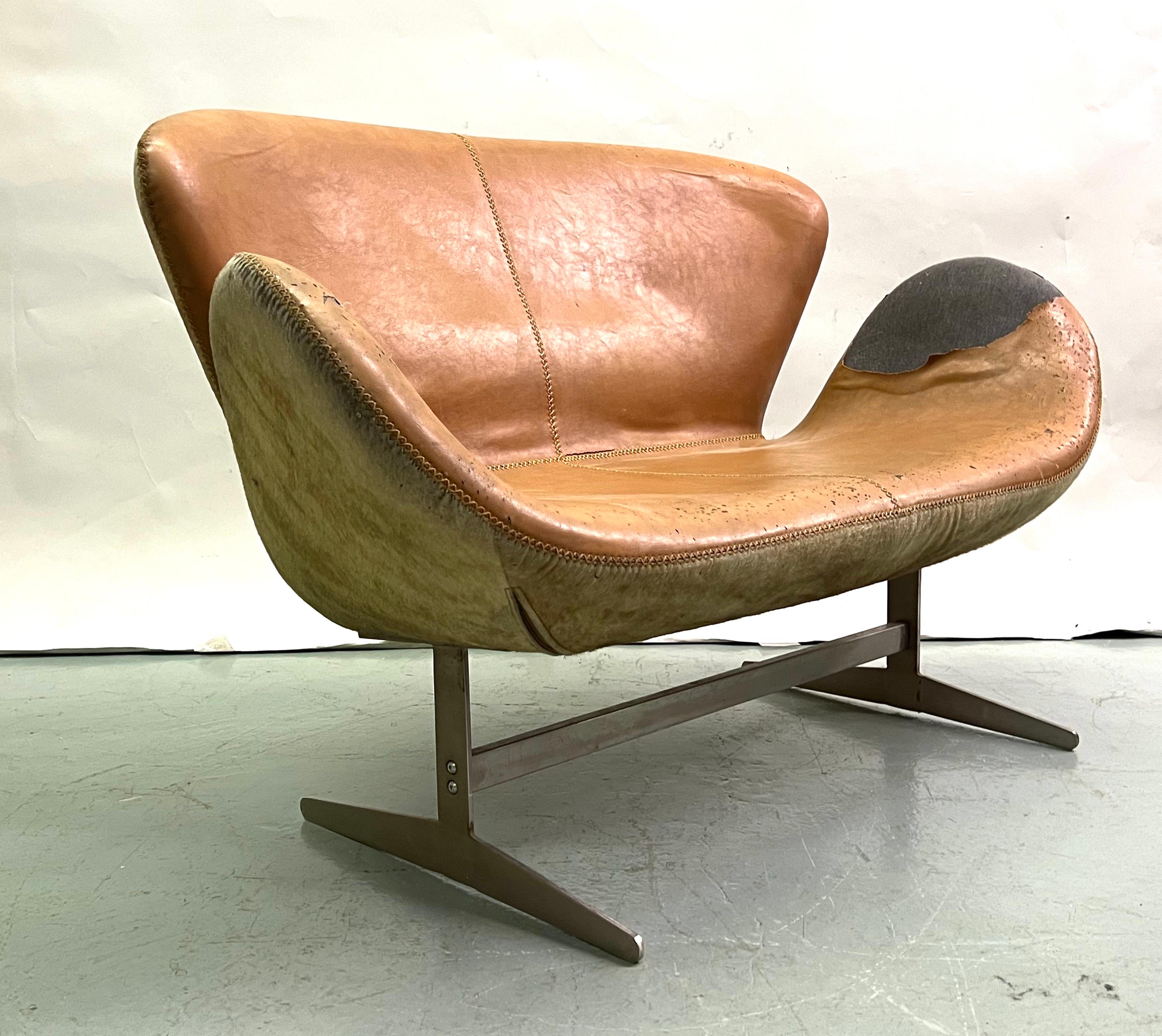 Suédois Canapé scandinave en cuir Swan du milieu du siècle dernier Attr. à Arne Jacobsen en vente