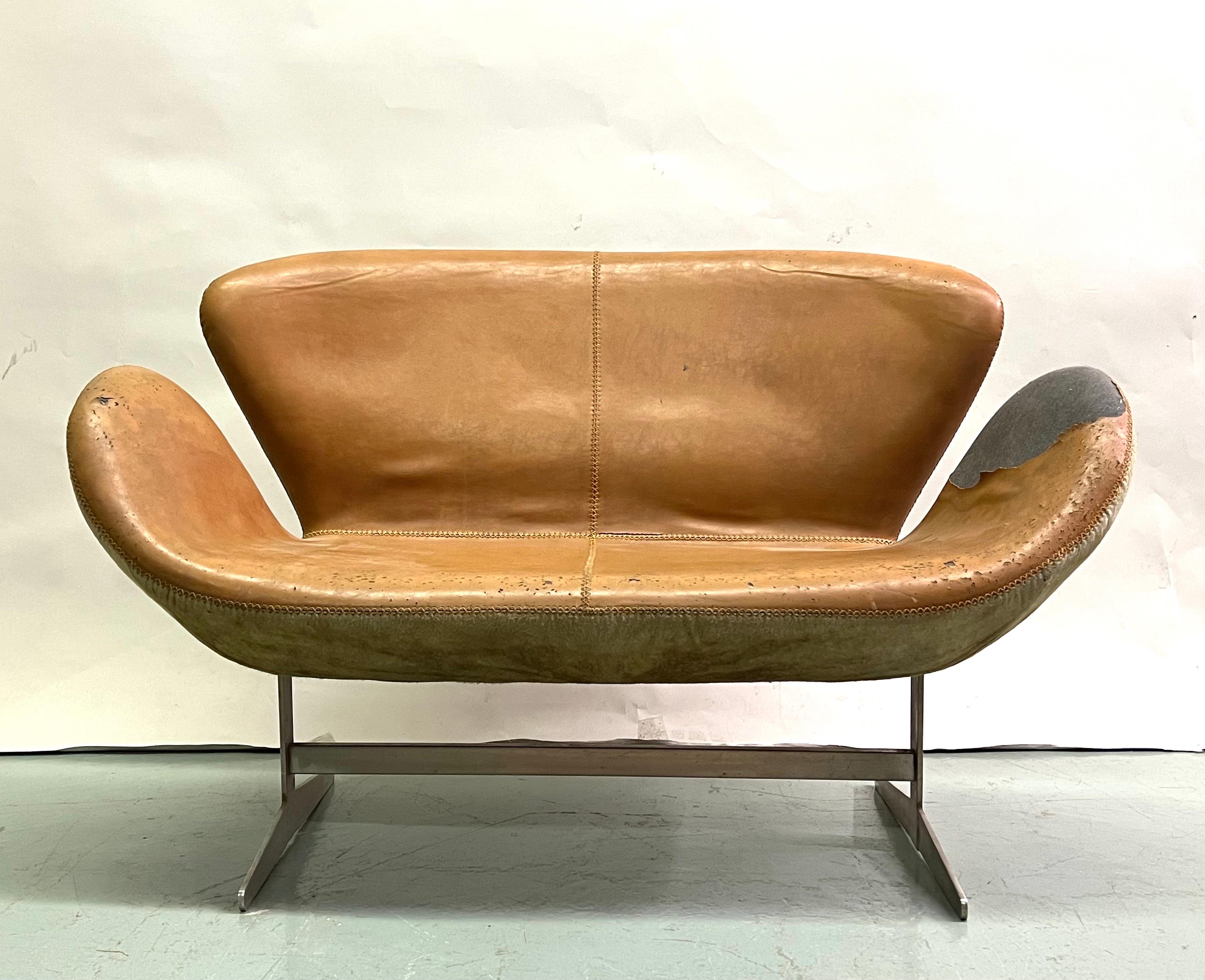 Fait main Canapé scandinave en cuir Swan du milieu du siècle dernier Attr. à Arne Jacobsen en vente