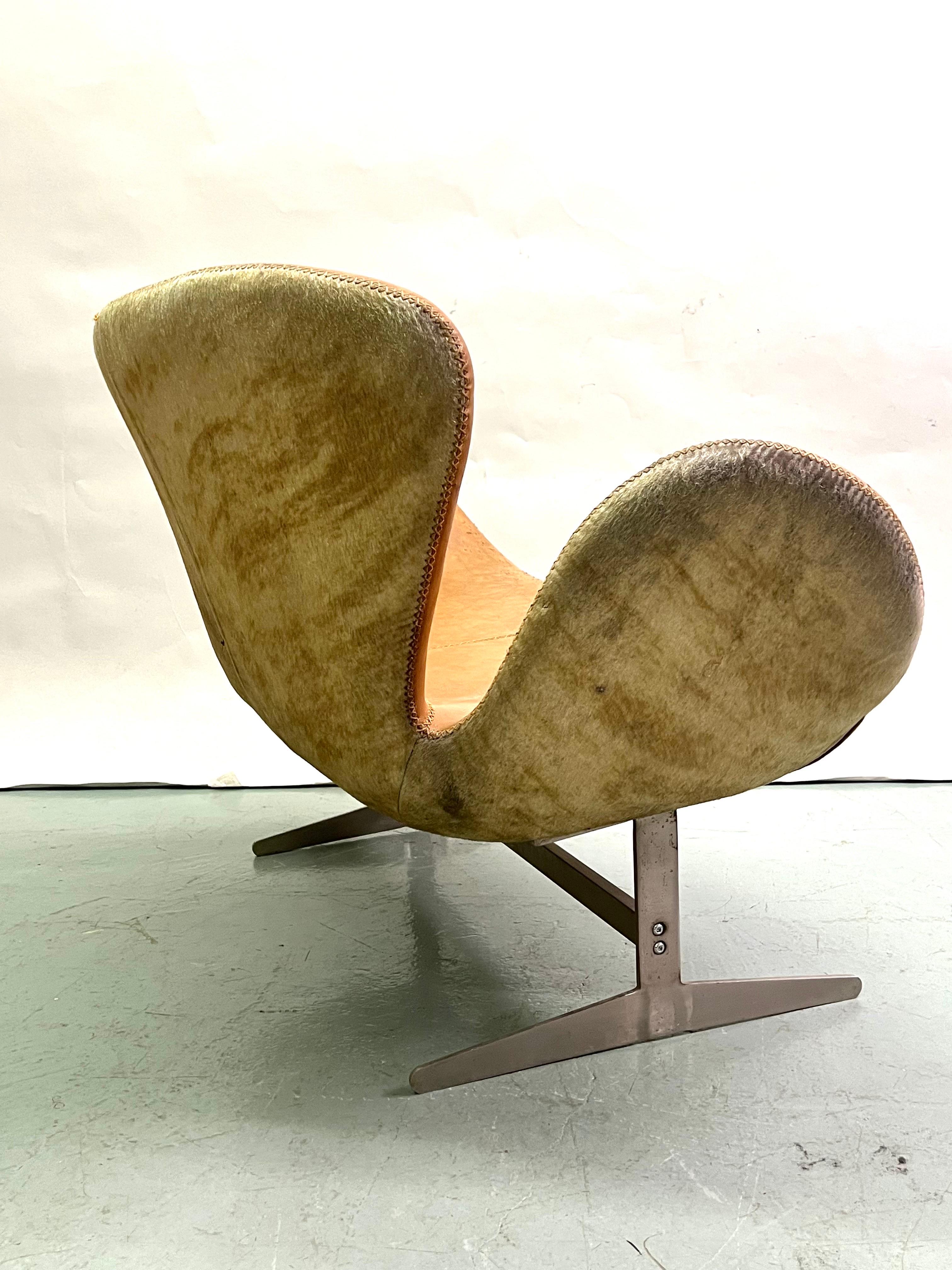 Canapé scandinave en cuir Swan du milieu du siècle dernier Attr. à Arne Jacobsen Bon état - En vente à New York, NY