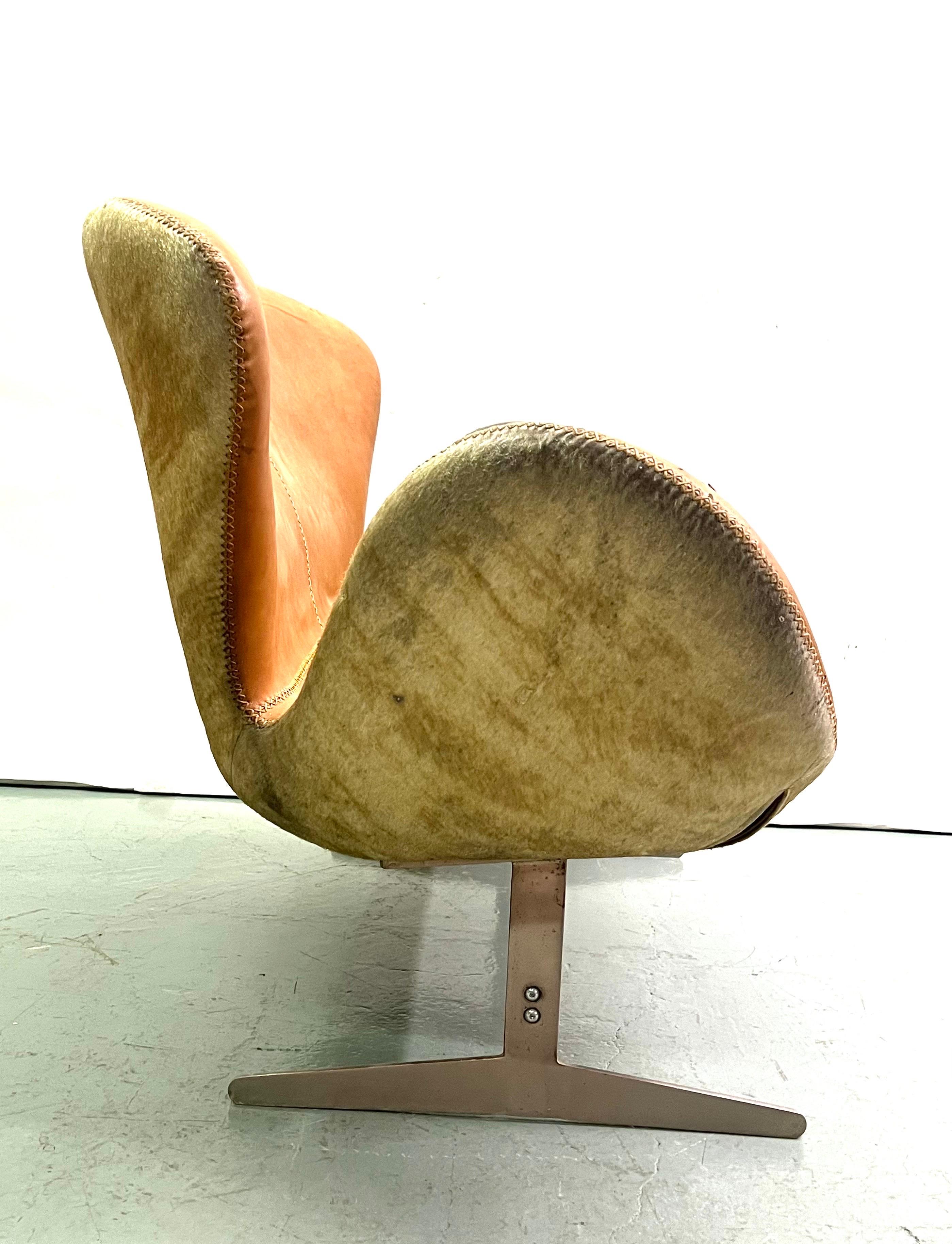 20ième siècle Canapé scandinave en cuir Swan du milieu du siècle dernier Attr. à Arne Jacobsen en vente