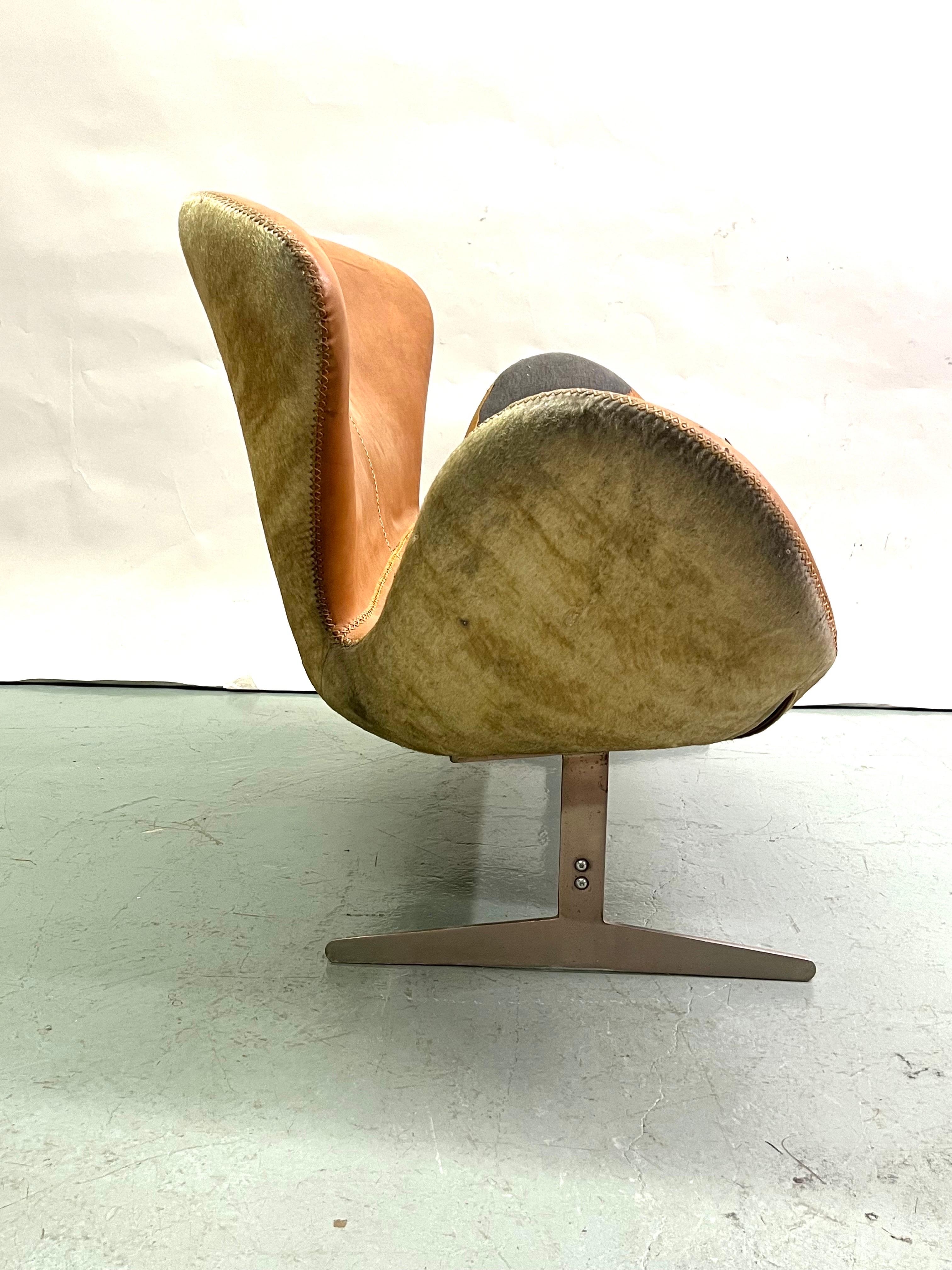 Acier Canapé scandinave en cuir Swan du milieu du siècle dernier Attr. à Arne Jacobsen en vente