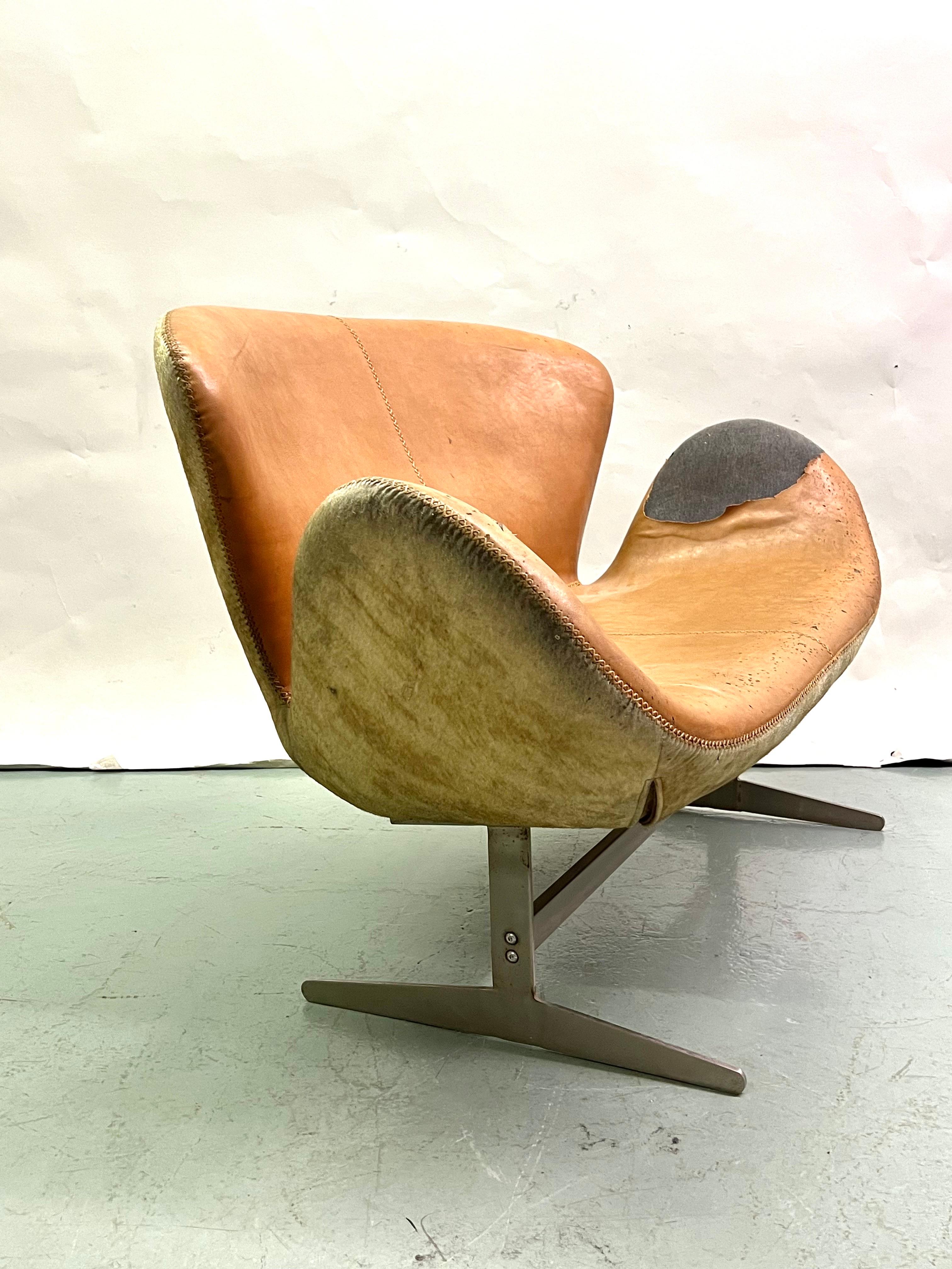 Canapé scandinave en cuir Swan du milieu du siècle dernier Attr. à Arne Jacobsen en vente 1