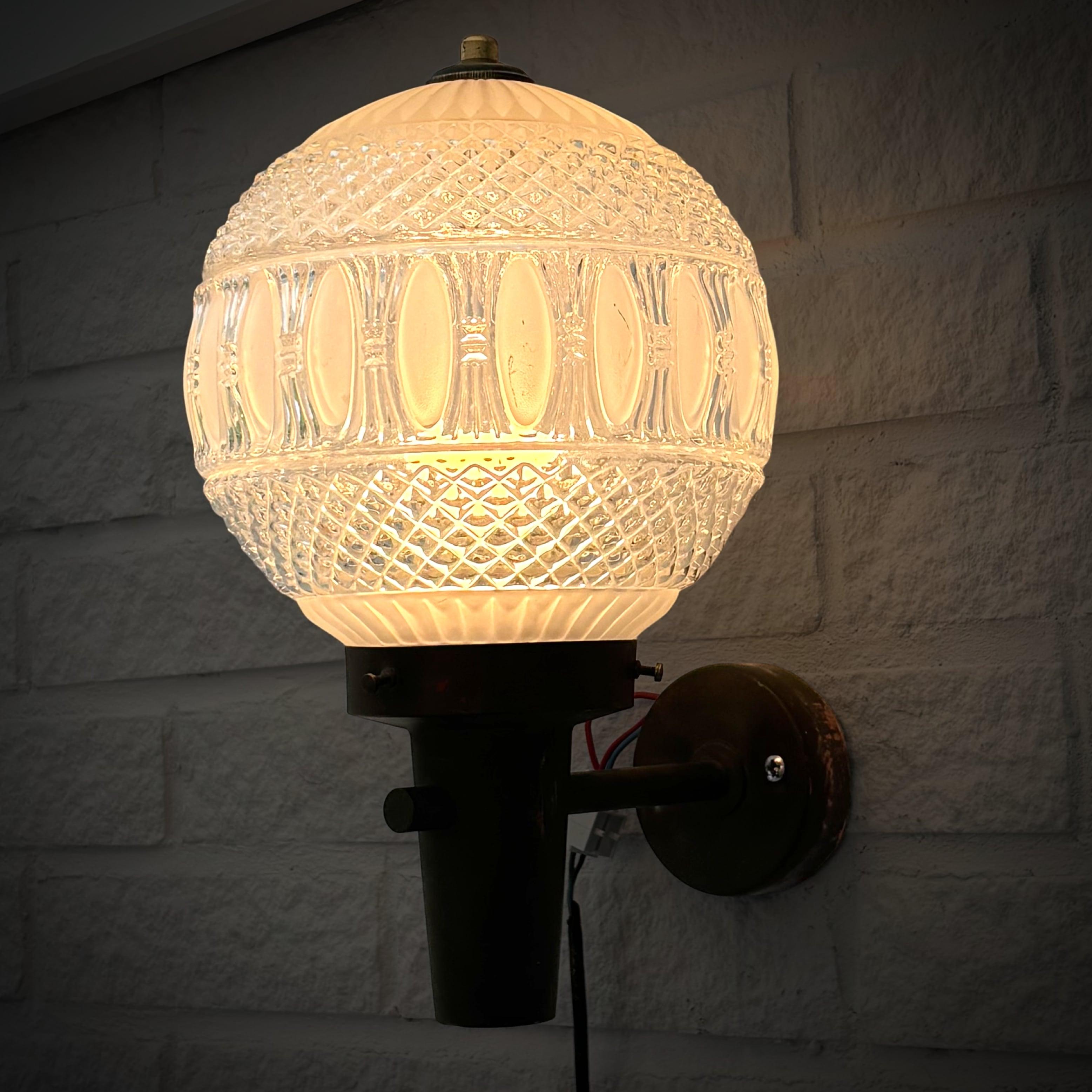 Scandinavian mid century outdoor facade lamp, copper and glass, Sweden, 1960s Escandinavo moderno en venta