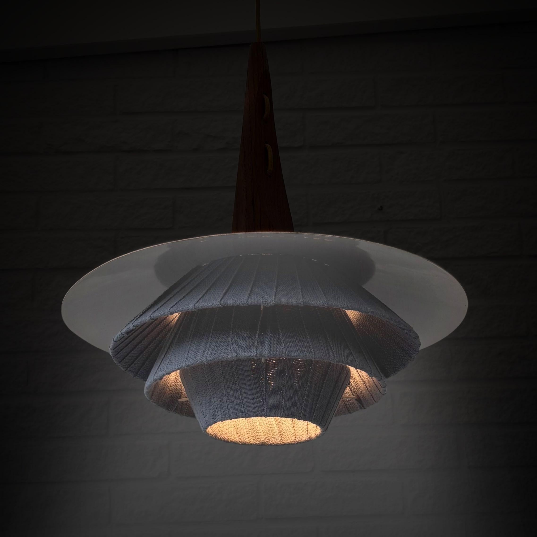 Scandinavo moderno Lampada a sospensione scandinava di metà secolo, teak e metallo, Svezia, anni '50 in vendita