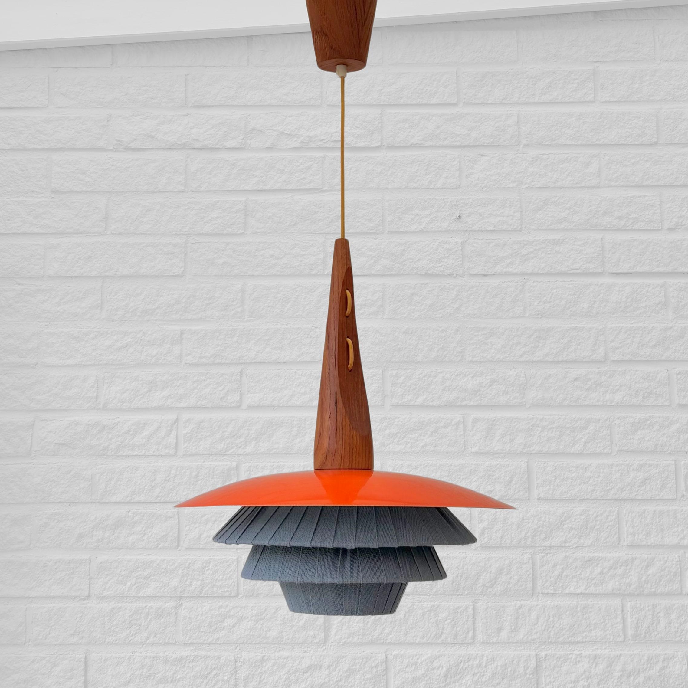 Svedese Lampada a sospensione scandinava di metà secolo, teak e metallo, Svezia, anni '50 in vendita