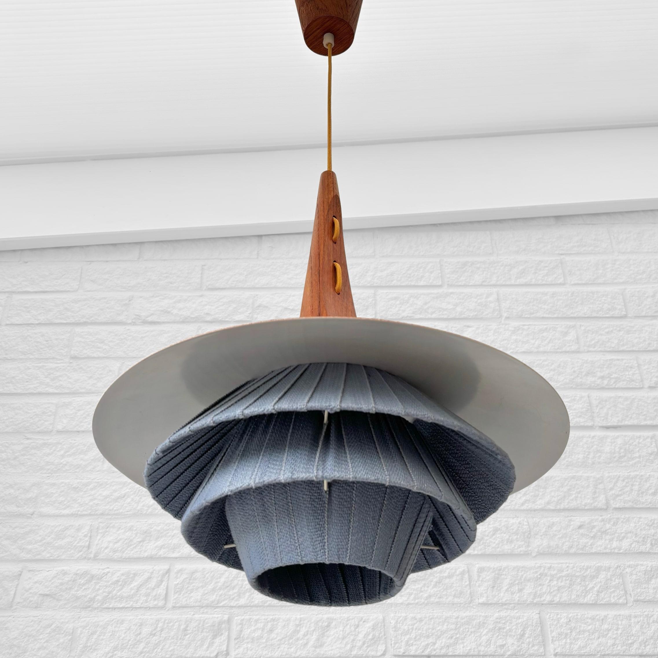 Lampada a sospensione scandinava di metà secolo, teak e metallo, Svezia, anni '50 In condizioni buone in vendita a Forserum, SE