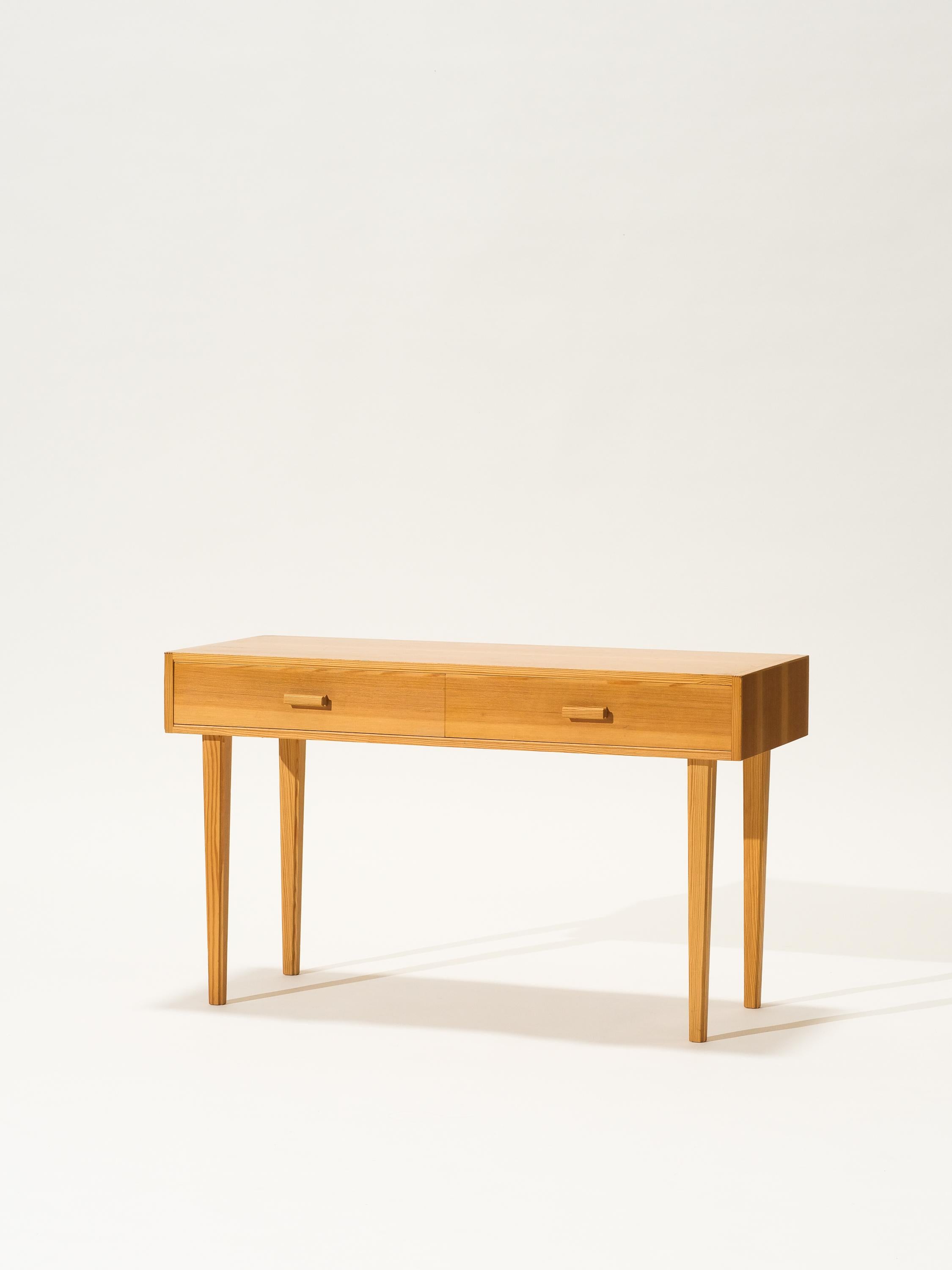 Scandinavian mid-century pine side table. Unknown manufacturer.

Great simple design with two pull out drawers. Beautiful detailing on handles with all original finish.