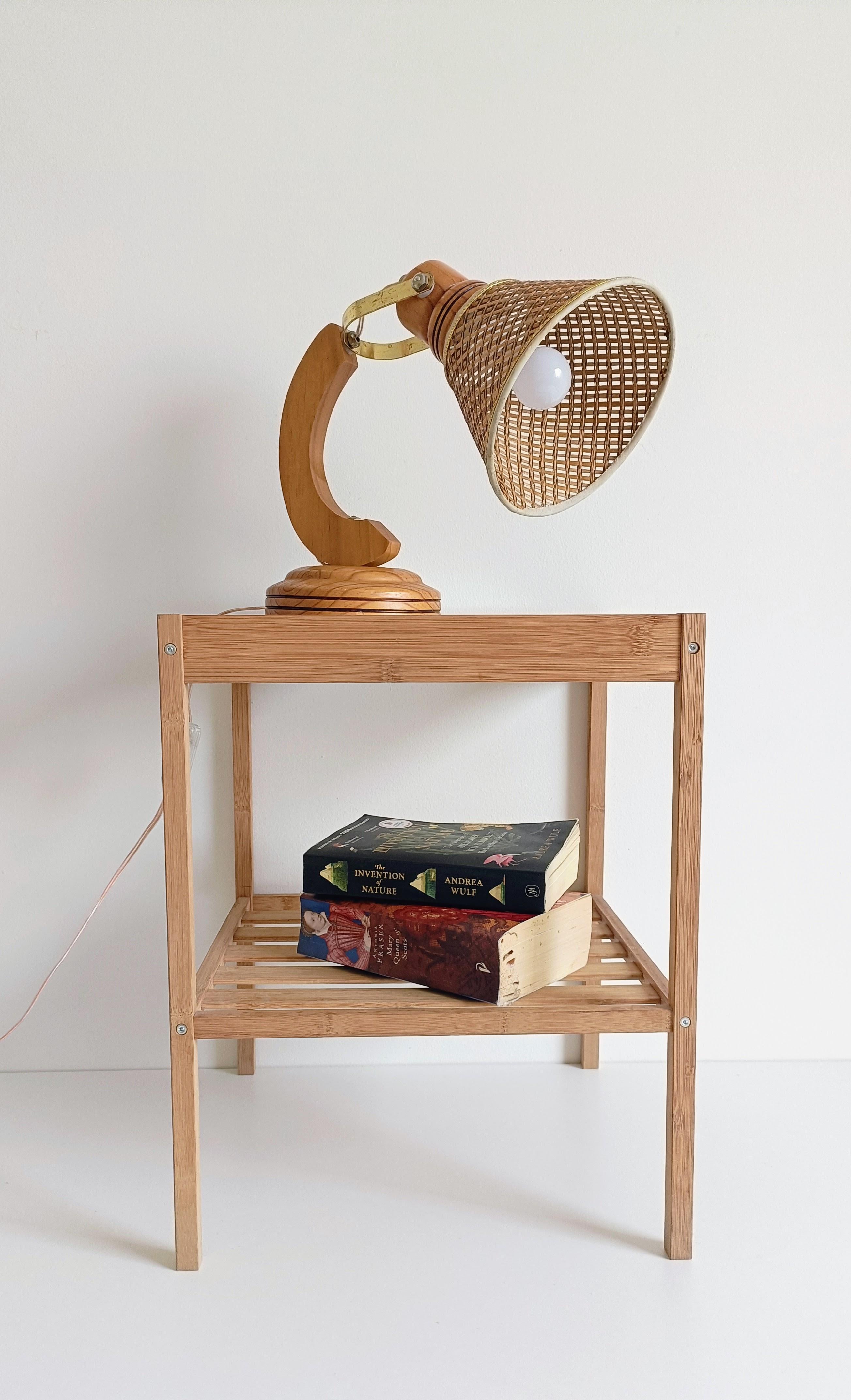 Lampada da lettura scandinava di metà secolo in legno di pino e canna, nello stile di Solbackens Svarveri

Una bellissima lampada da lettura scandinava di metà secolo realizzata in legno di pino con paralume in canna intrecciata, nello stile di