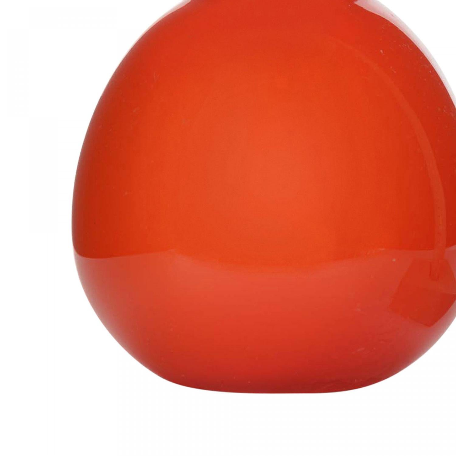 Vaso per boccioli in vetro a forma di bulbo con collo corto e cassa bianca e rossa della Scandinavia della metà del secolo scorso