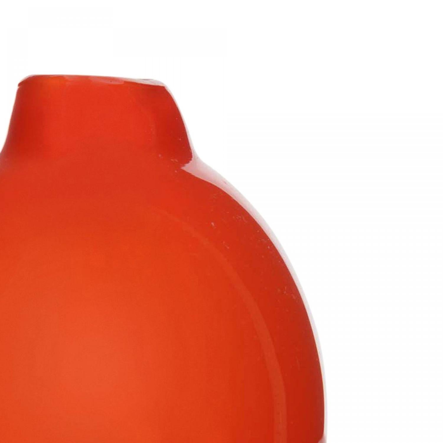 Moderno Scandinavian Mid-Century Red and White Glass Vase in vendita