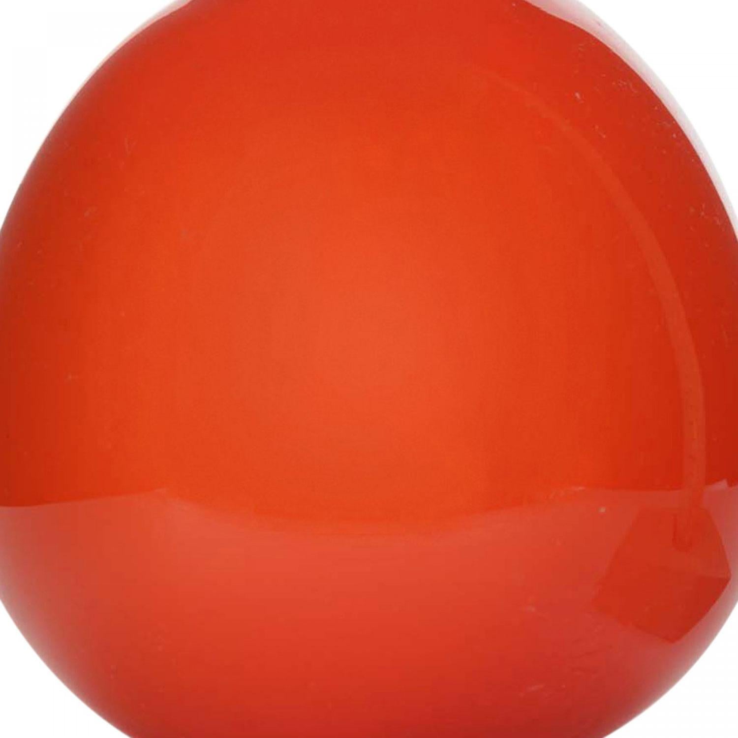 Scandinavo Scandinavian Mid-Century Red and White Glass Vase in vendita