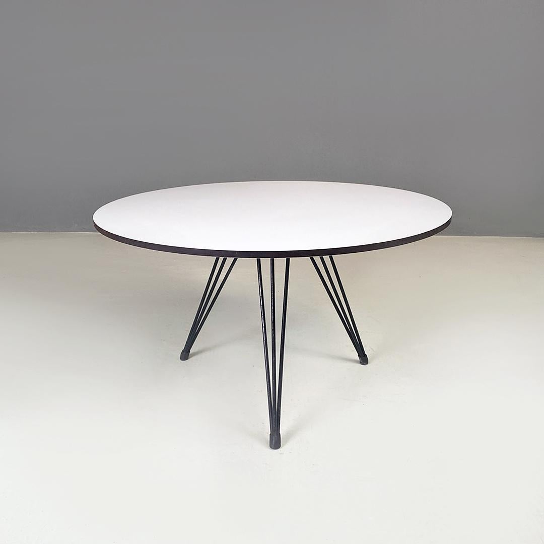 Moderne Table basse ronde scandinave du milieu du siècle en stratifié blanc et métal noir, années 1960 en vente
