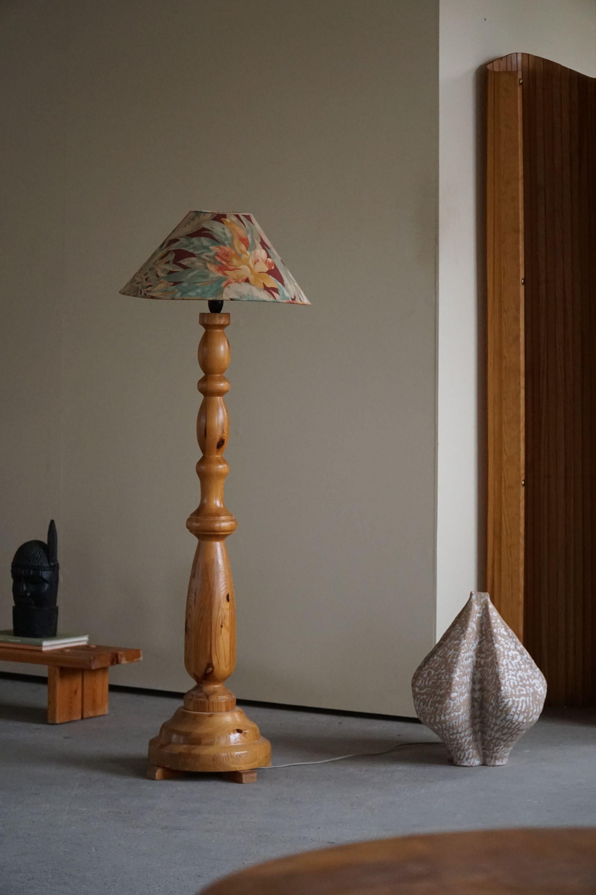 Brutalist Scandinavian Mid Century Sculptural Floor Lamp in Solid Pine, 1970s For Sale