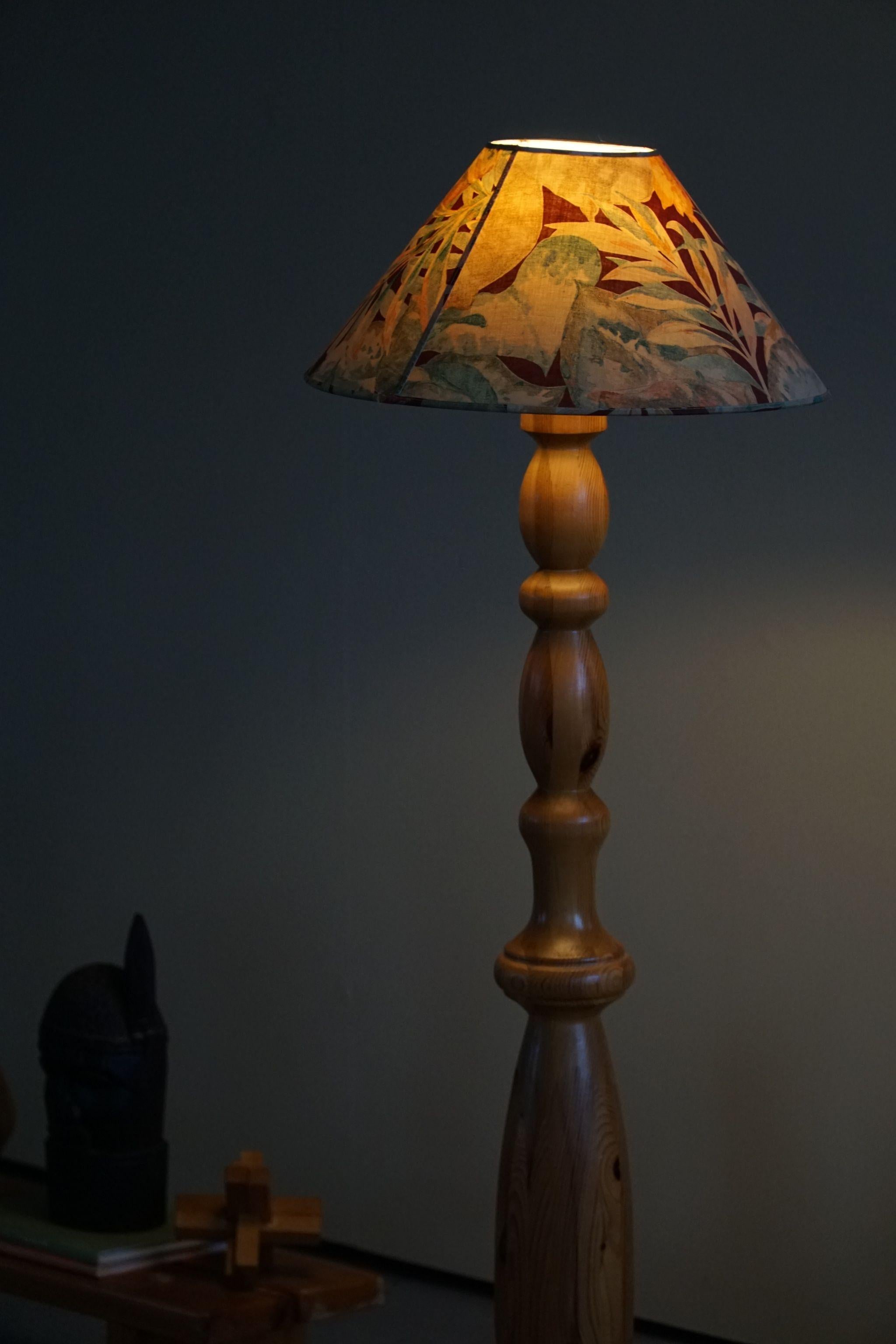 Danish Scandinavian Mid Century Sculptural Floor Lamp in Solid Pine, 1970s For Sale