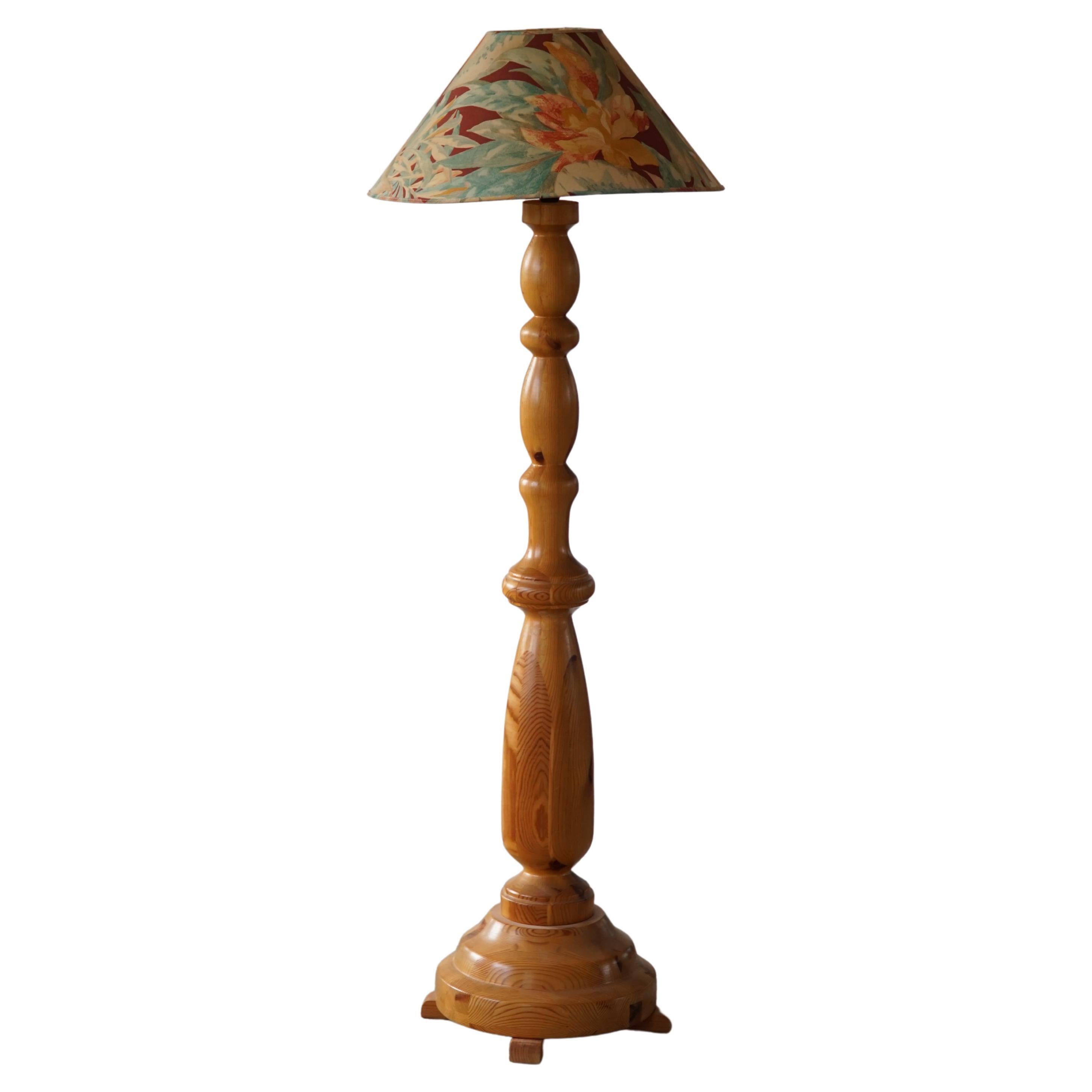 Scandinavian Mid Century Sculptural Floor Lamp in Solid Pine, 1970s For Sale