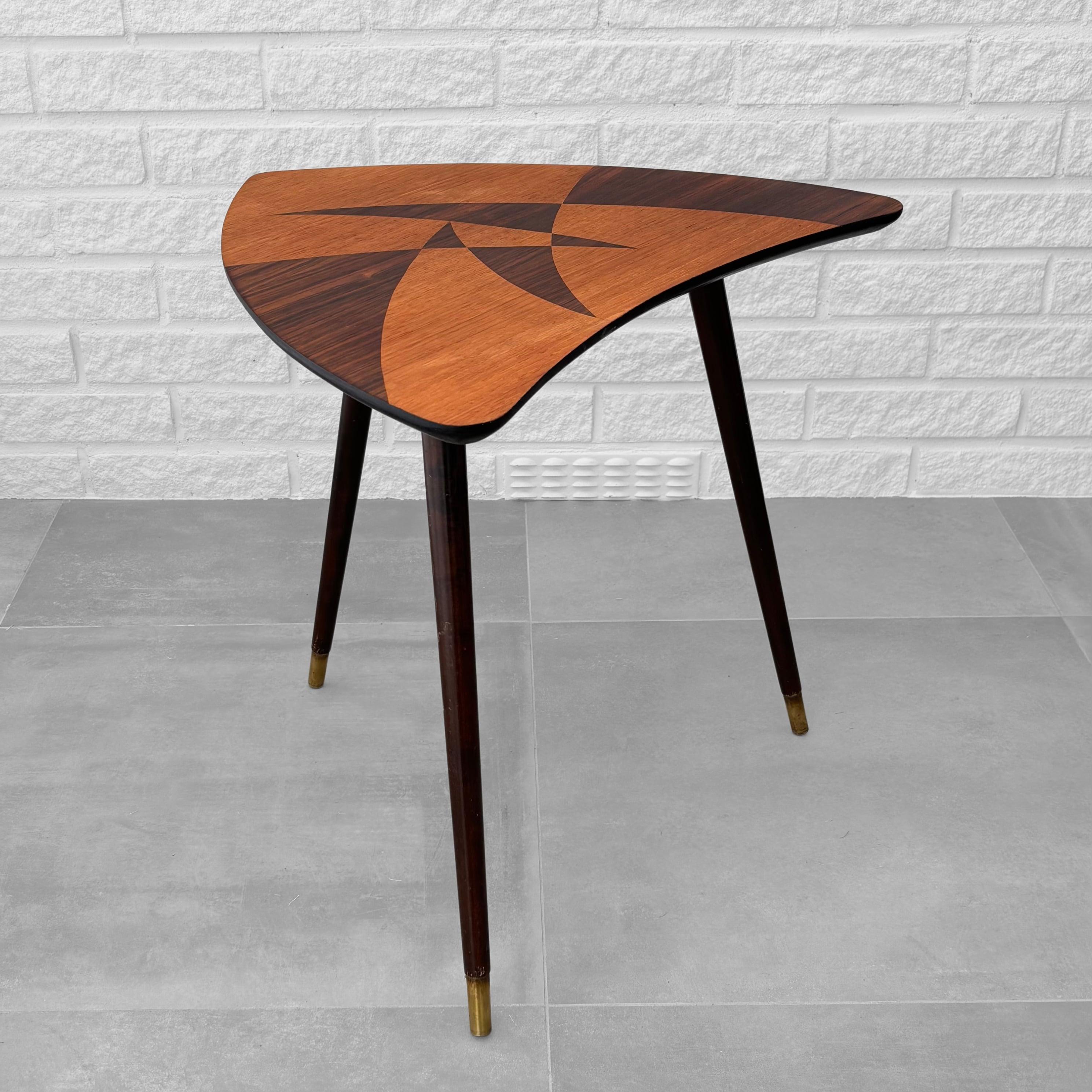 Kleiner Beistelltisch, Modell 167, mit organisch geformter Tischplatte, die auf drei Holzbeinen mit Messingfüßen ruht. Geometrische Holzintarsien. Wir haben diesen Tisch in keinem Vintage-Katalog finden können, aber wahrscheinlich wurde er vom