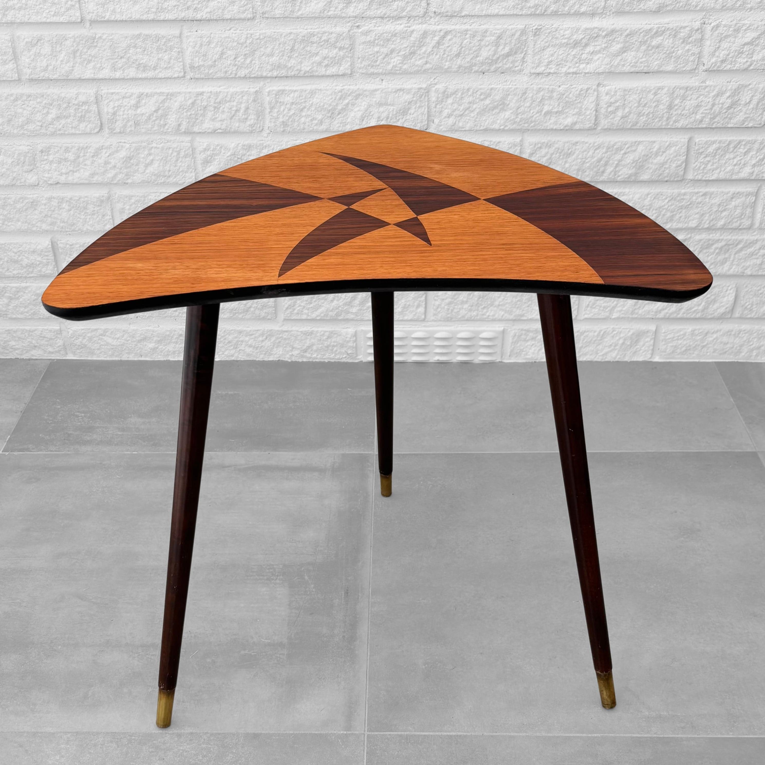 Skandinavischer Beistelltisch aus der Mitte des Jahrhunderts mit geometrischen Holzeinlagen, Schweden, 1950er Jahre (Skandinavische Moderne) im Angebot