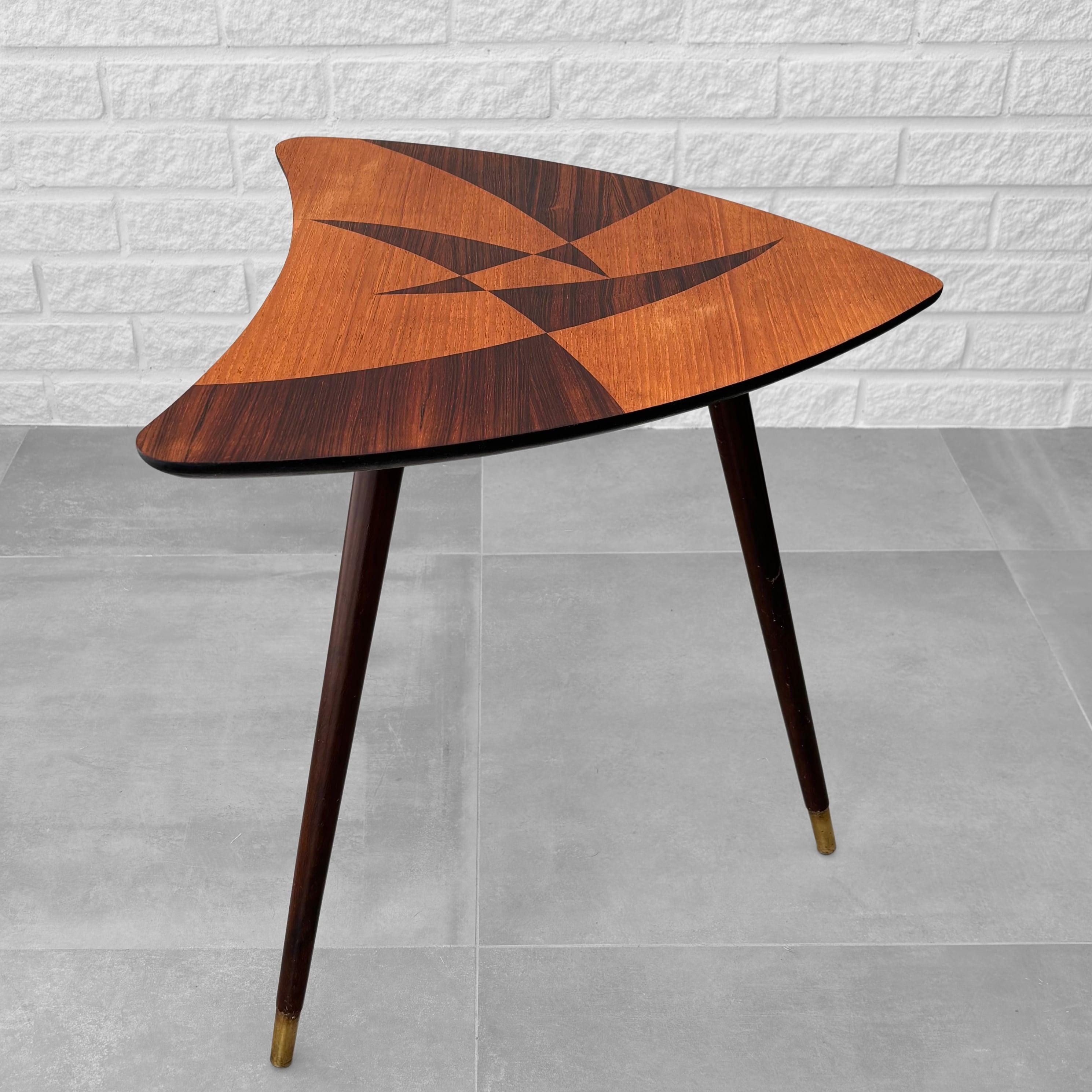 Skandinavischer Beistelltisch aus der Mitte des Jahrhunderts mit geometrischen Holzeinlagen, Schweden, 1950er Jahre (Schwedisch) im Angebot