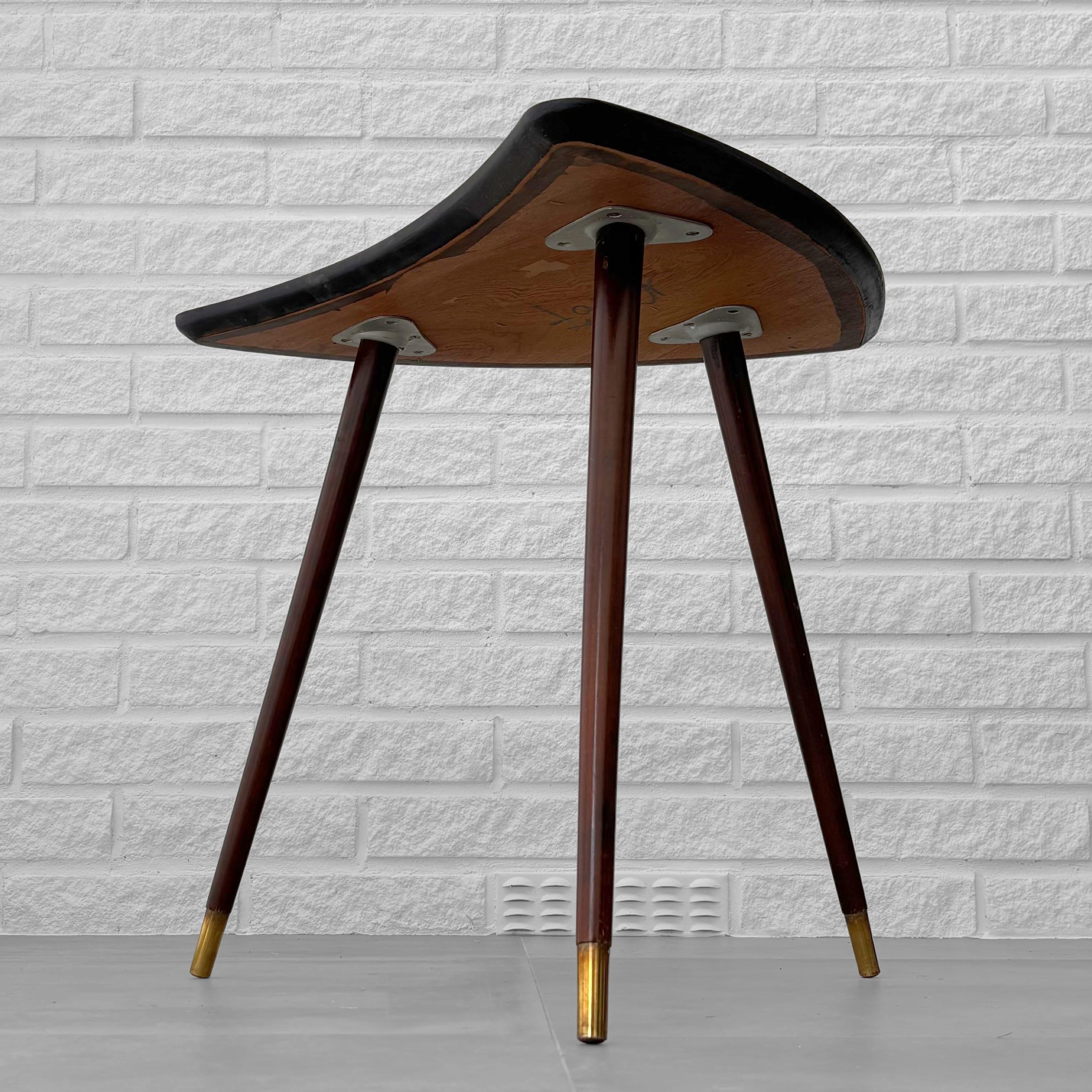 Skandinavischer Beistelltisch aus der Mitte des Jahrhunderts mit geometrischen Holzeinlagen, Schweden, 1950er Jahre im Zustand „Gut“ im Angebot in Forserum, SE