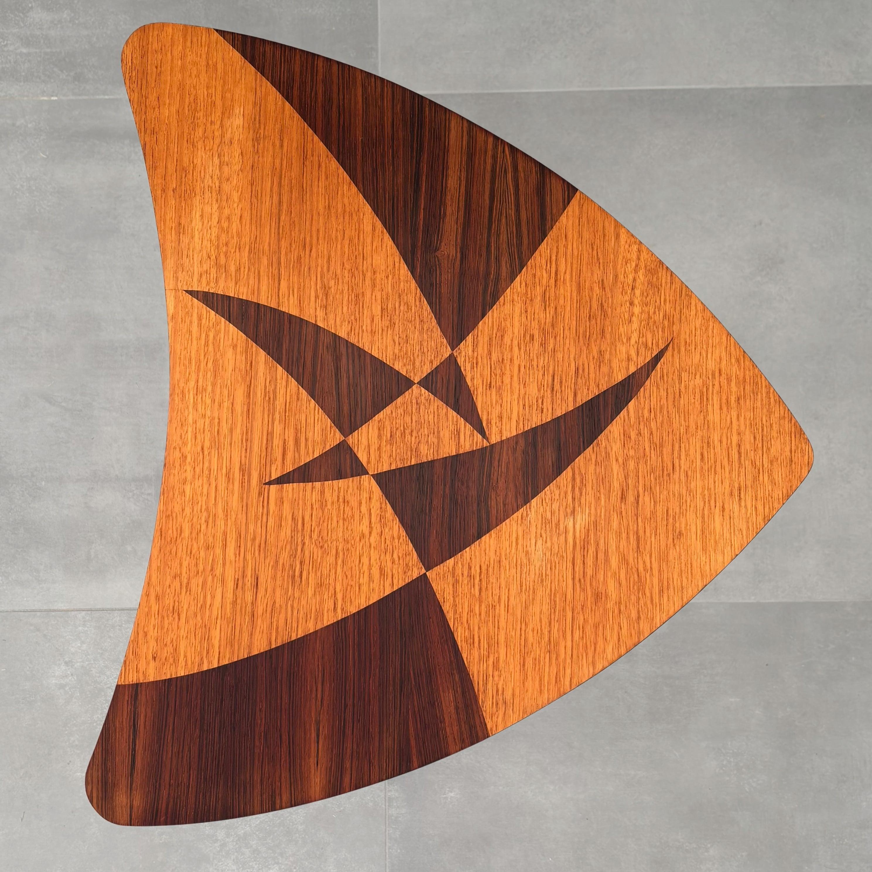 Skandinavischer Beistelltisch aus der Mitte des Jahrhunderts mit geometrischen Holzeinlagen, Schweden, 1950er Jahre (Messing) im Angebot