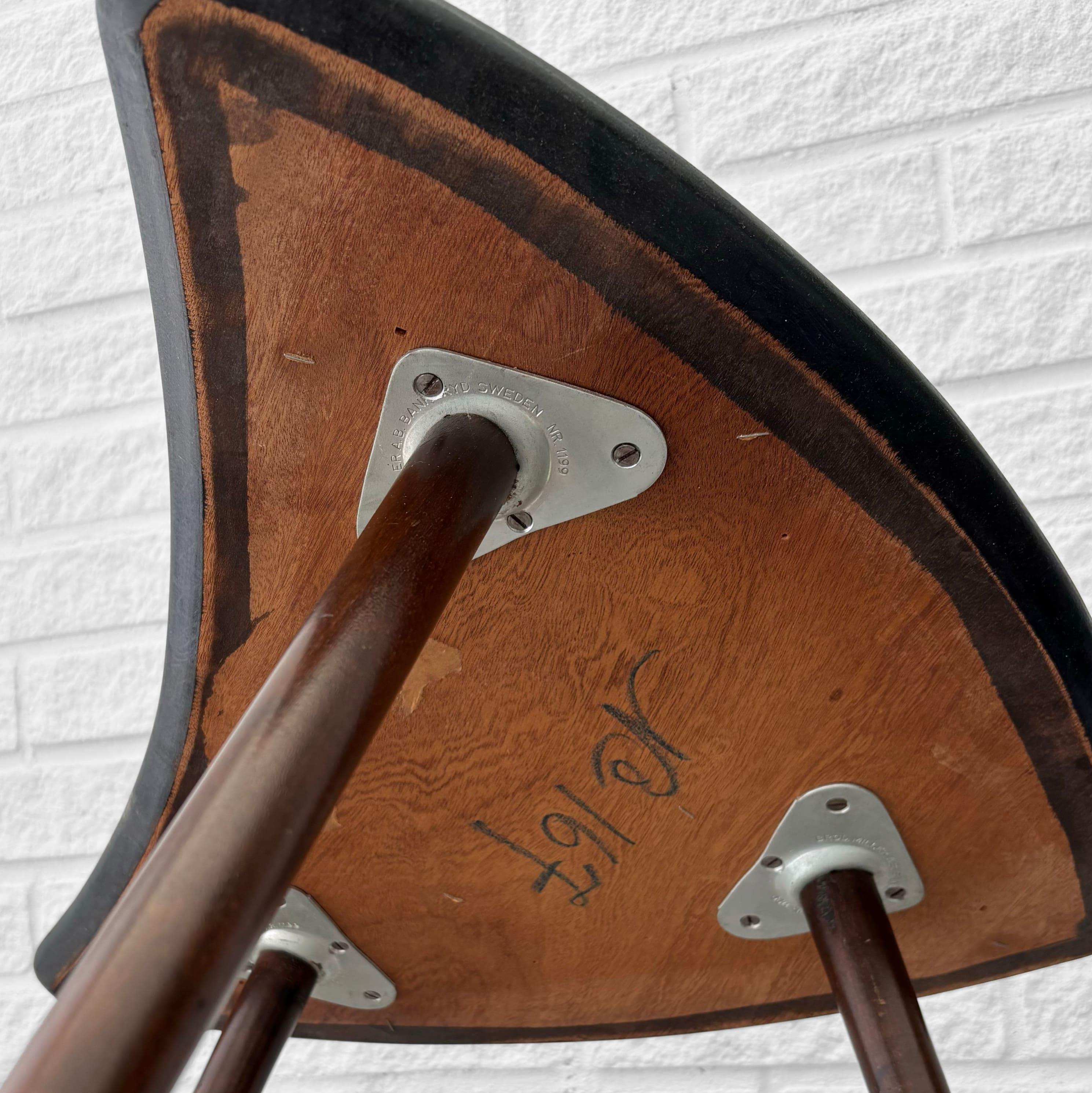 Skandinavischer Beistelltisch aus der Mitte des Jahrhunderts mit geometrischen Holzeinlagen, Schweden, 1950er Jahre im Angebot 2