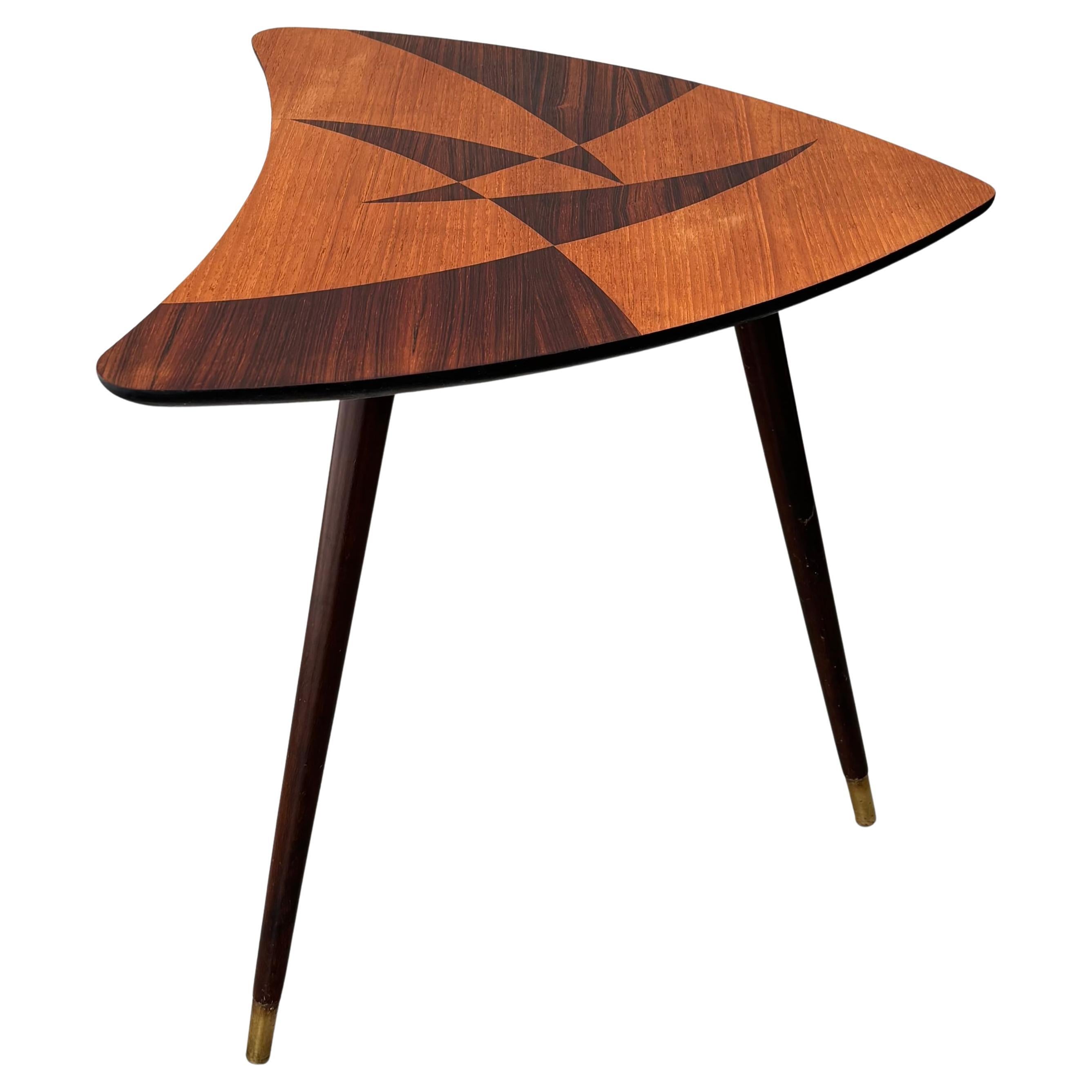 Skandinavischer Beistelltisch aus der Mitte des Jahrhunderts mit geometrischen Holzeinlagen, Schweden, 1950er Jahre im Angebot