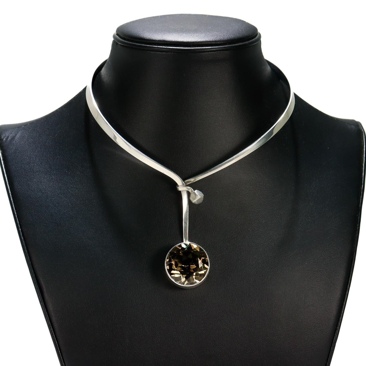 Un pezzo da collo firmato in stile Mid-Century Modern svedese.

Disegnato da Gert Thysell.

In argento massiccio e con castone incastonato con una grande gemma di topazio fumé a taglio rotondo.

Realizzato dal dipartimento di gioielleria GUSSI a
