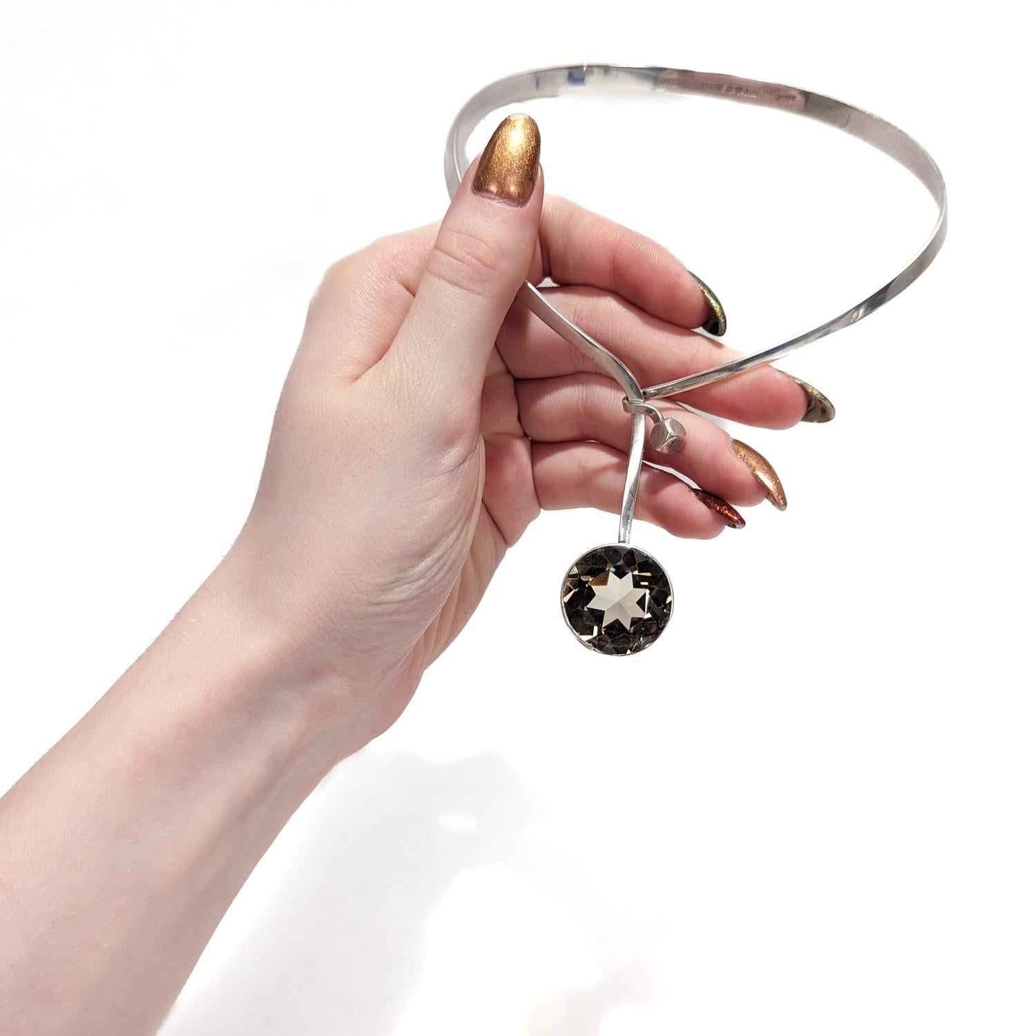 Taglio rotondo Collana girocollo scandinava in argento e topazio fumé di Gert Thysell, metà del secolo scorso in vendita