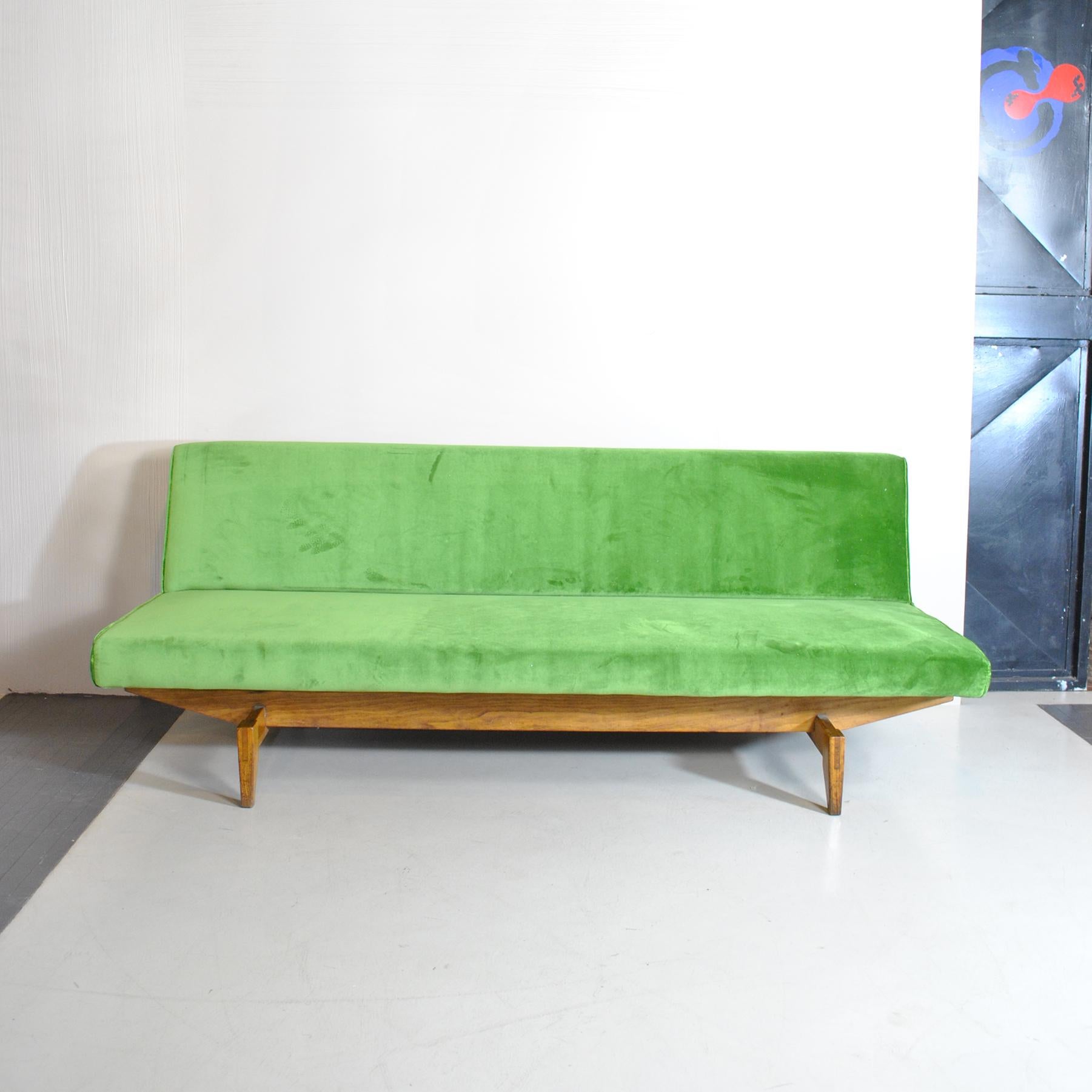 Canapé en teck au design scandinave des années 1960.