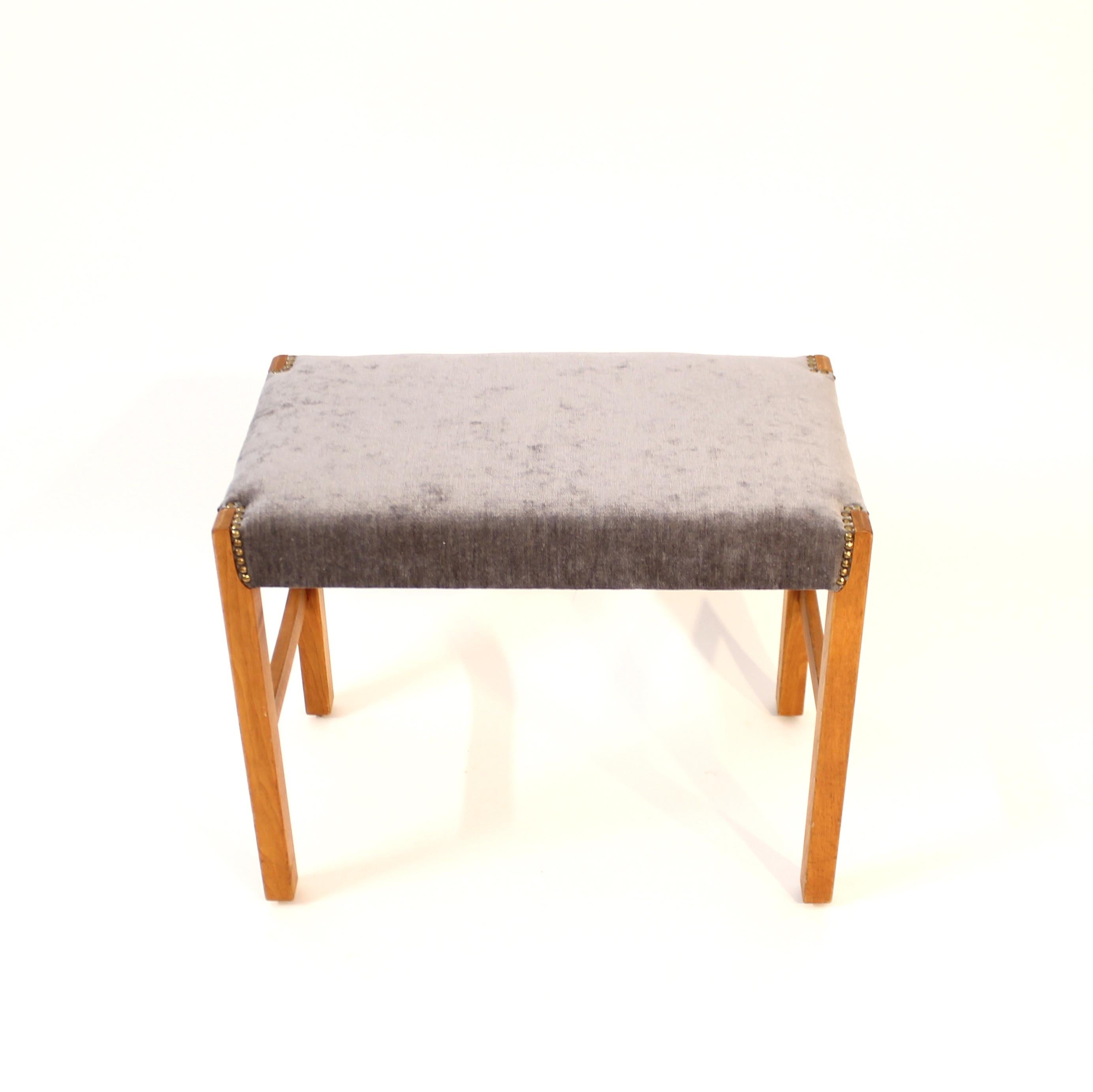 Scandinavian mid-century stool / piano stool in the style of Josef Frank, 1950s In Good Condition For Sale In Uppsala, SE