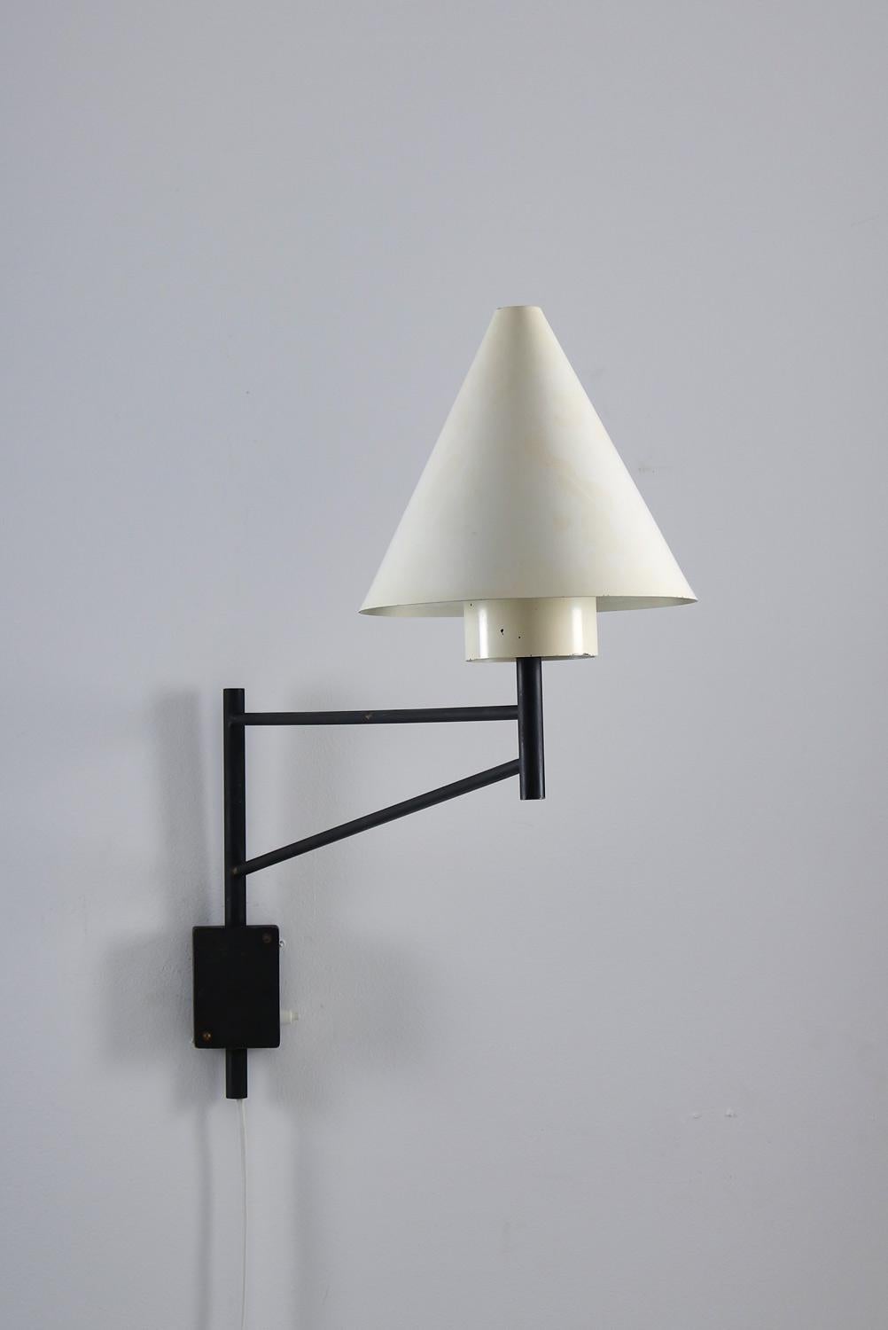 Scandinavian wall lamp, most likely produced in Sweden, 1950s. 

Condition: Very good original condition, new wiring.

 