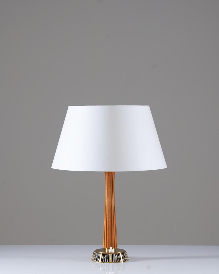 Beautiful table lamp in oak and brass, manufactured by ASEA (Sweden), 1940s. 
The lamp comes with a new high-quality shade in off-white satin fabric.

Condition: Very good condition .


 