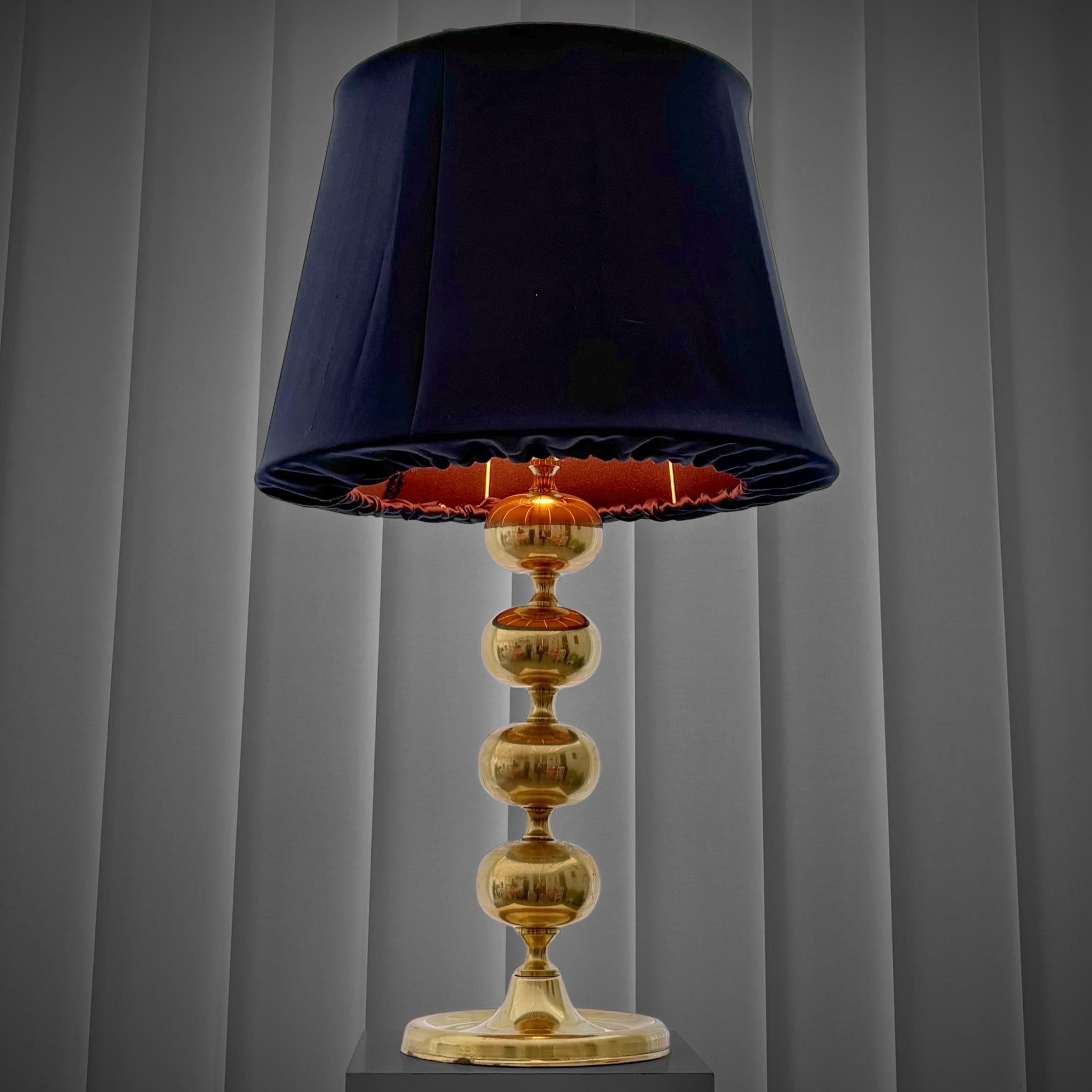 Suédois Lampe de table scandinave du milieu du siècle dernier modèle 705 avec sphères en laiton, Suède, années 1960 en vente