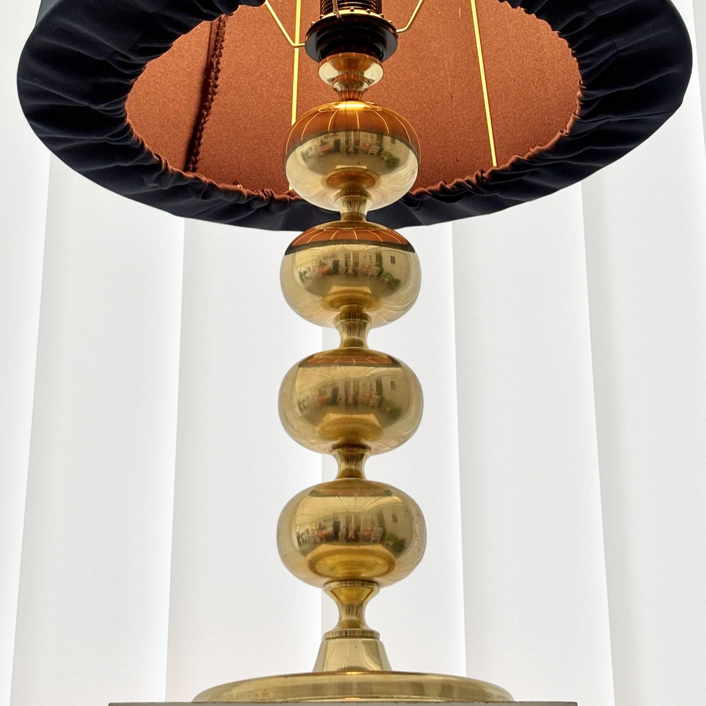 Lampe de table scandinave du milieu du siècle dernier modèle 705 avec sphères en laiton, Suède, années 1960 Bon état - En vente à Forserum, SE