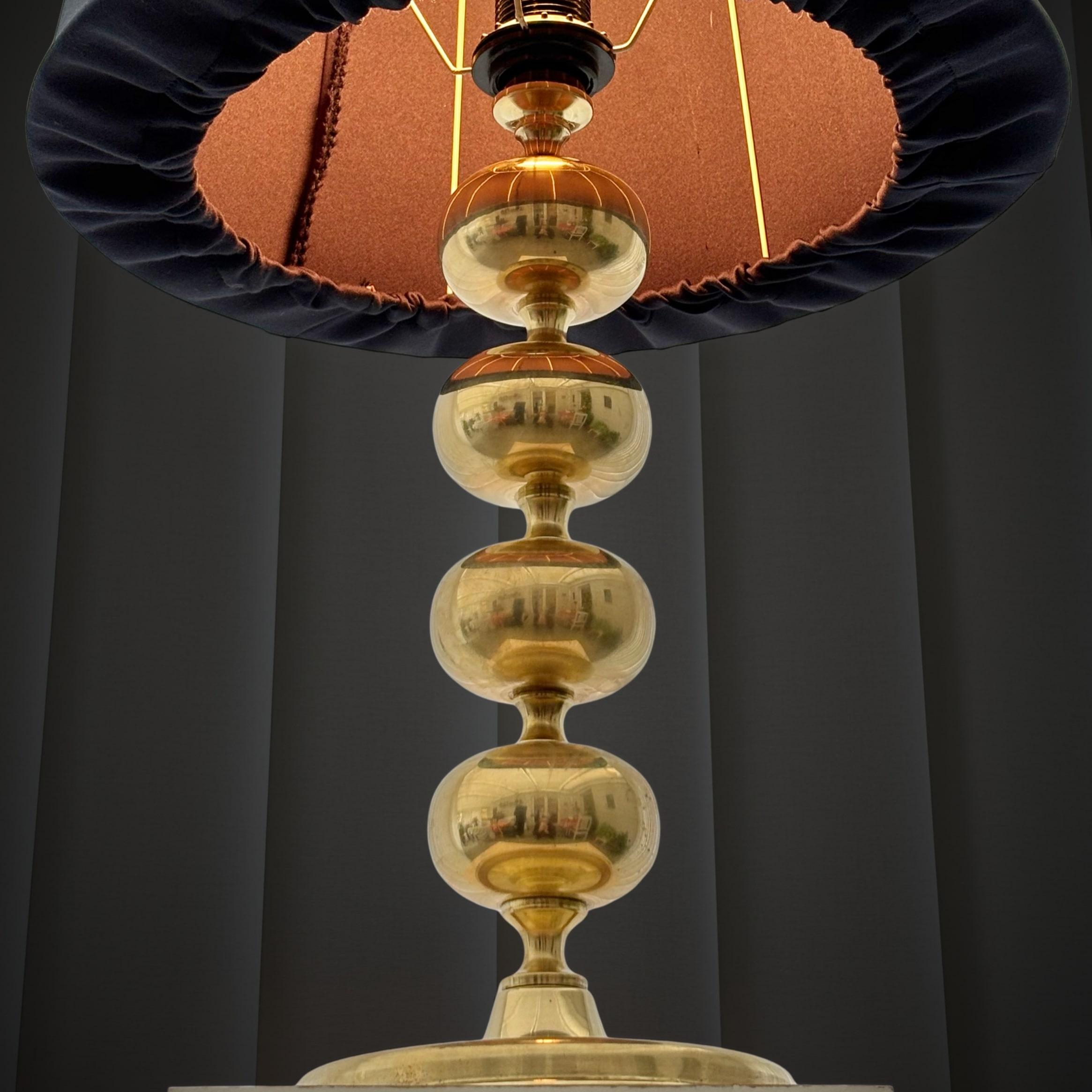 Milieu du XXe siècle Lampe de table scandinave du milieu du siècle dernier modèle 705 avec sphères en laiton, Suède, années 1960 en vente