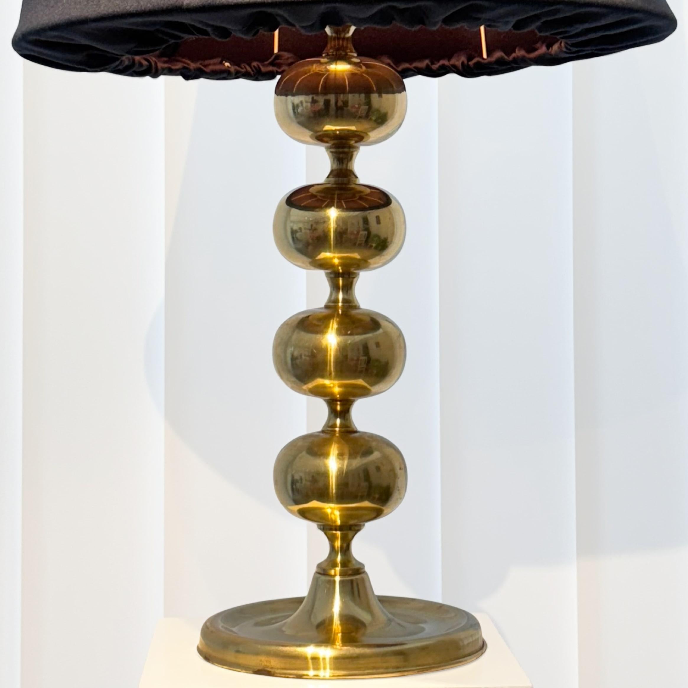 Laiton Lampe de table scandinave du milieu du siècle dernier modèle 705 avec sphères en laiton, Suède, années 1960 en vente