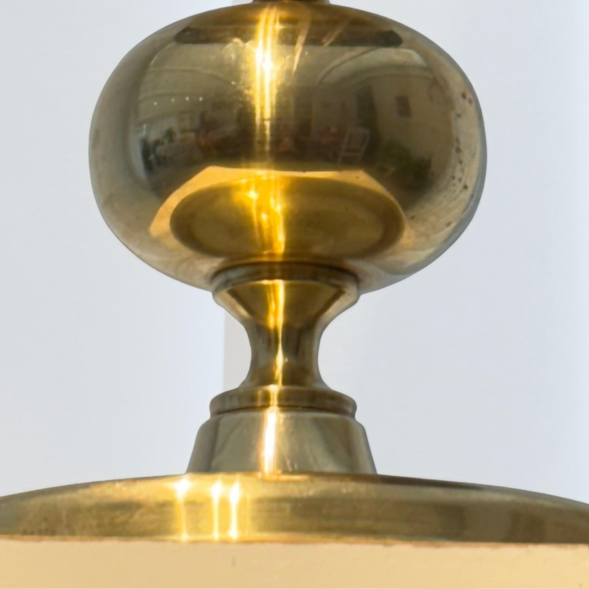 Lampe de table scandinave du milieu du siècle dernier modèle 705 avec sphères en laiton, Suède, années 1960 en vente 1
