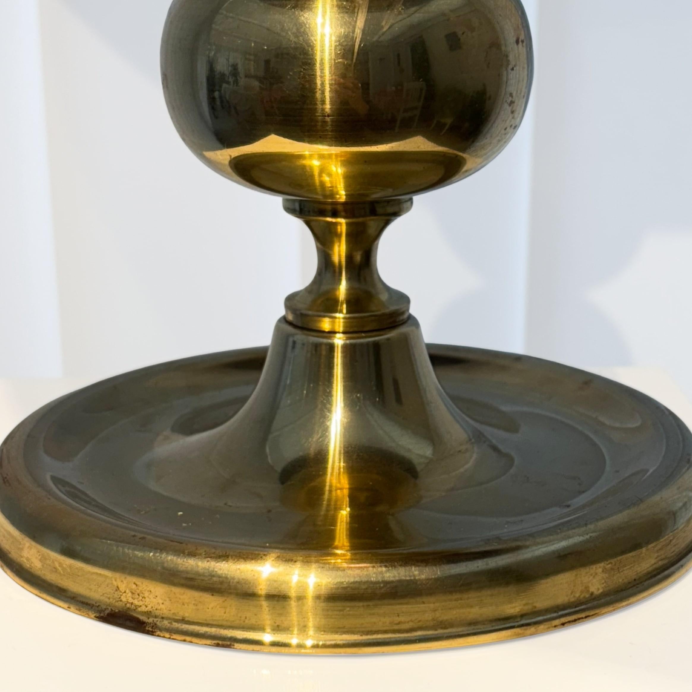 Lampe de table scandinave du milieu du siècle dernier modèle 705 avec sphères en laiton, Suède, années 1960 en vente 2