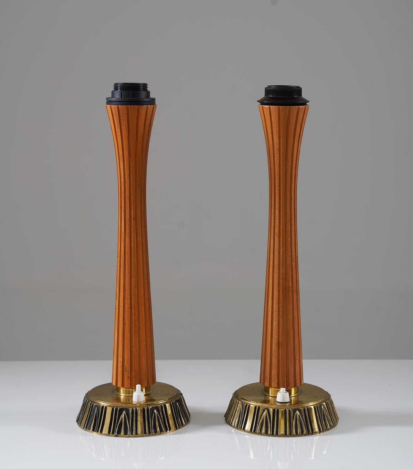 Te presentamos un hermoso par de lámparas de mesa, fabricadas por ASEA en Suecia durante la década de 1940. Estas lámparas están hechas de roble y latón, y vienen con pantallas nuevas de alta calidad en tejido satinado blanco roto.

ASEA era una